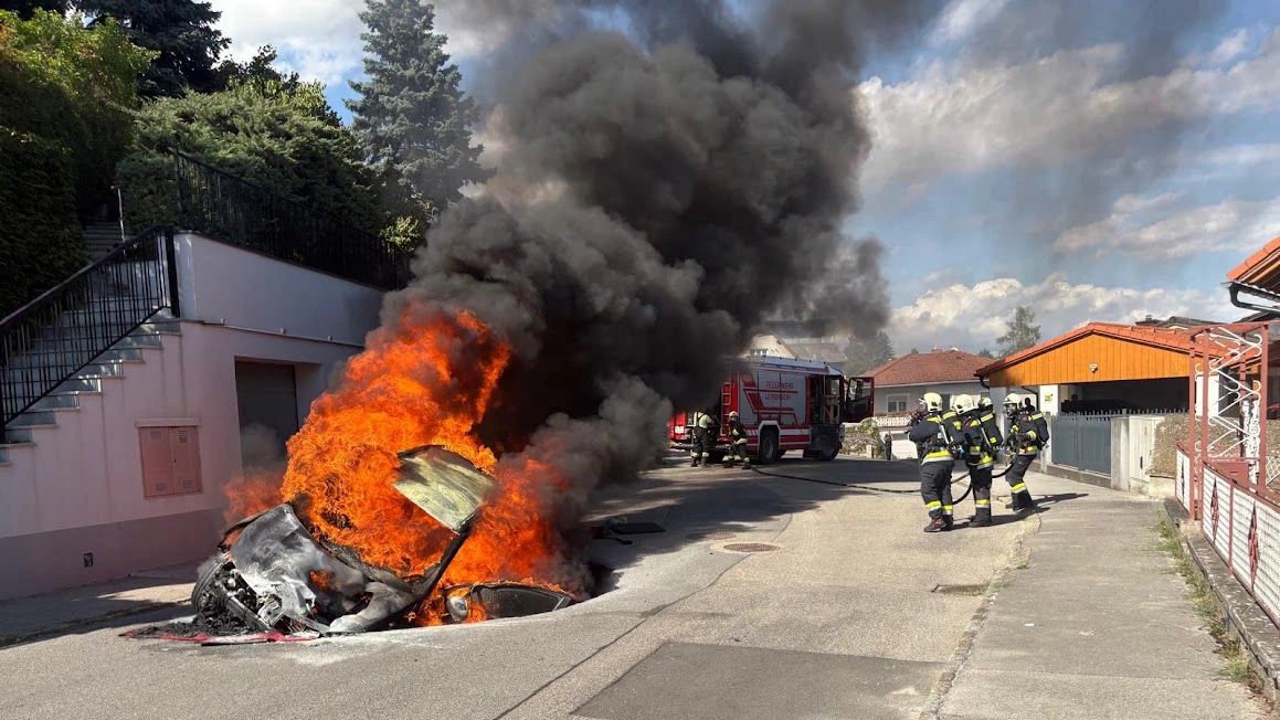 Heute.at - Auto stürzt in Straßenloch und geht in Flammen auf