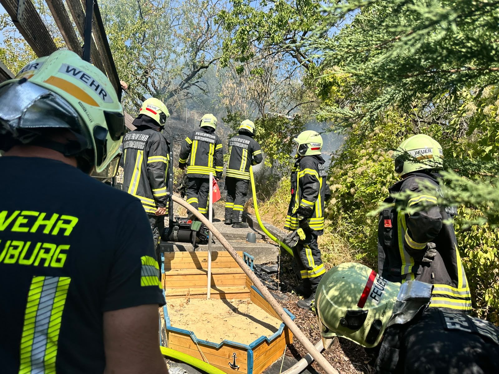 Etwa 25 Feuerwehrkräfte waren bei dem Vegetationsbrand im Einsatz.