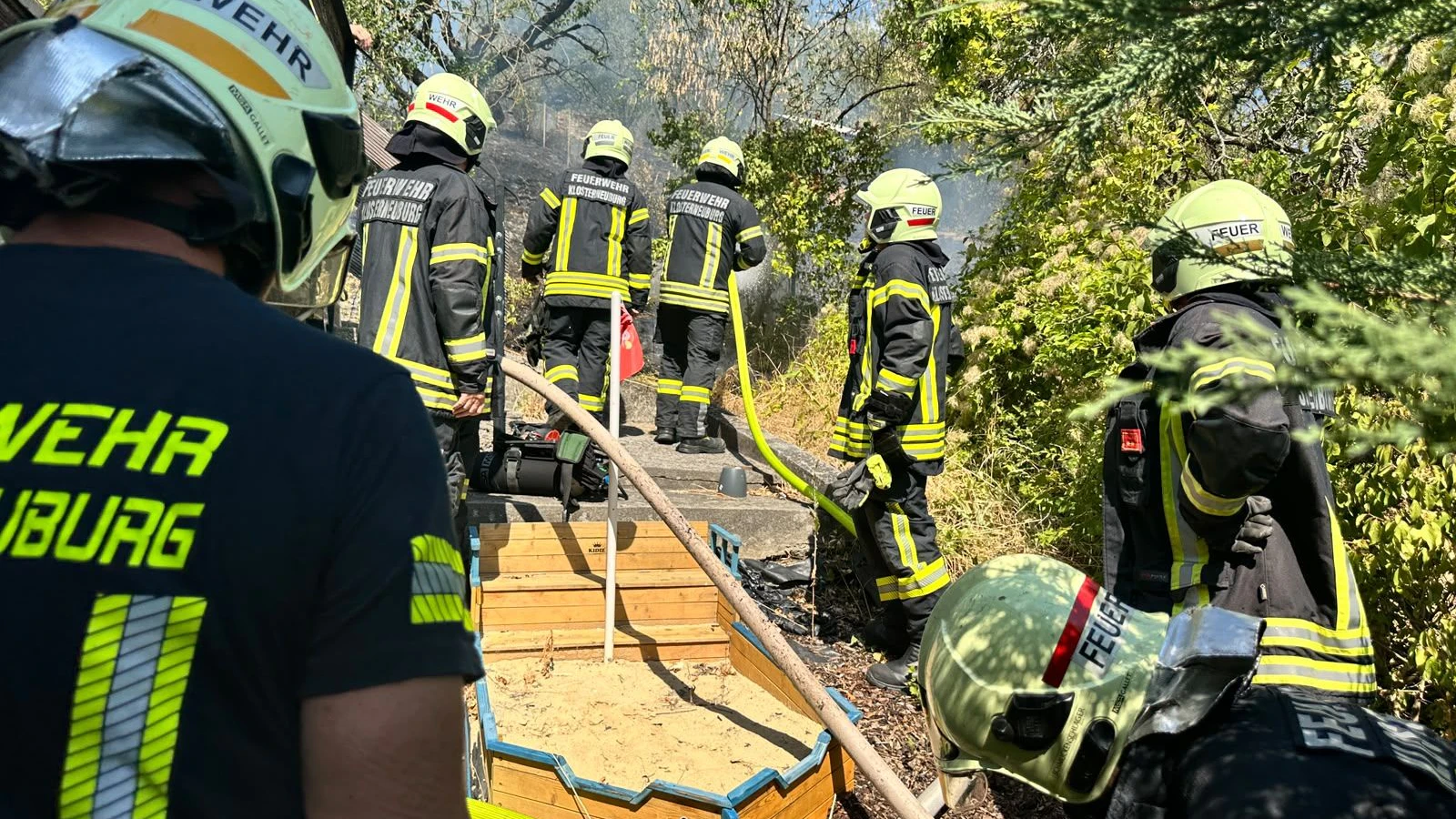 Etwa 25 Feuerwehrkräfte waren bei dem Vegetationsbrand im Einsatz.