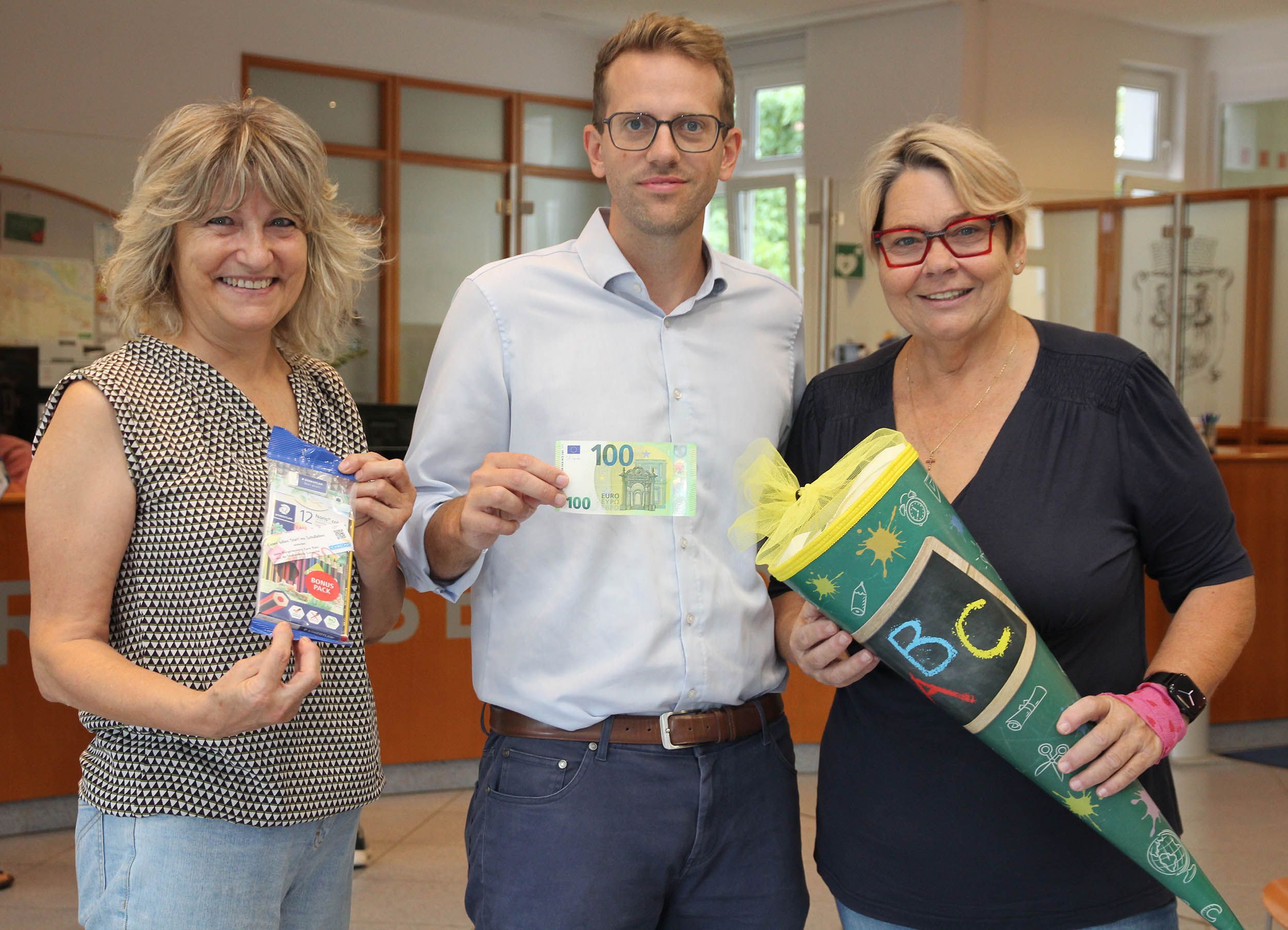 Sozialstadträtin für Kinderbetreuung Inna Mlada, Stadtrat für Soziales, Jugend und Familien Marco Luksch und Bürgermeisterin Karin Baier