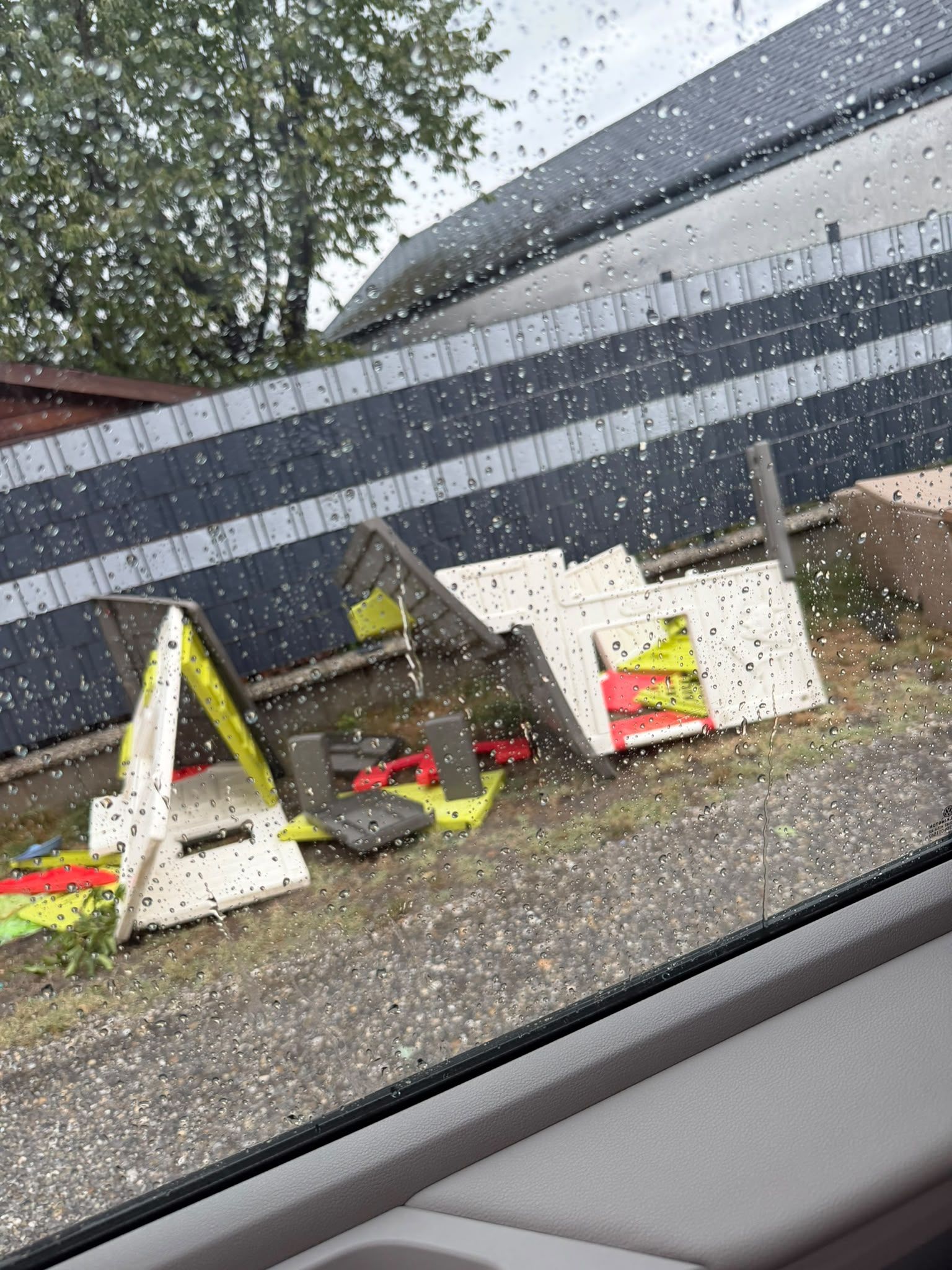 In Schwadorf bei Wien wurden zahlreiche Schäden nach dem Unwetter gemeldet. 