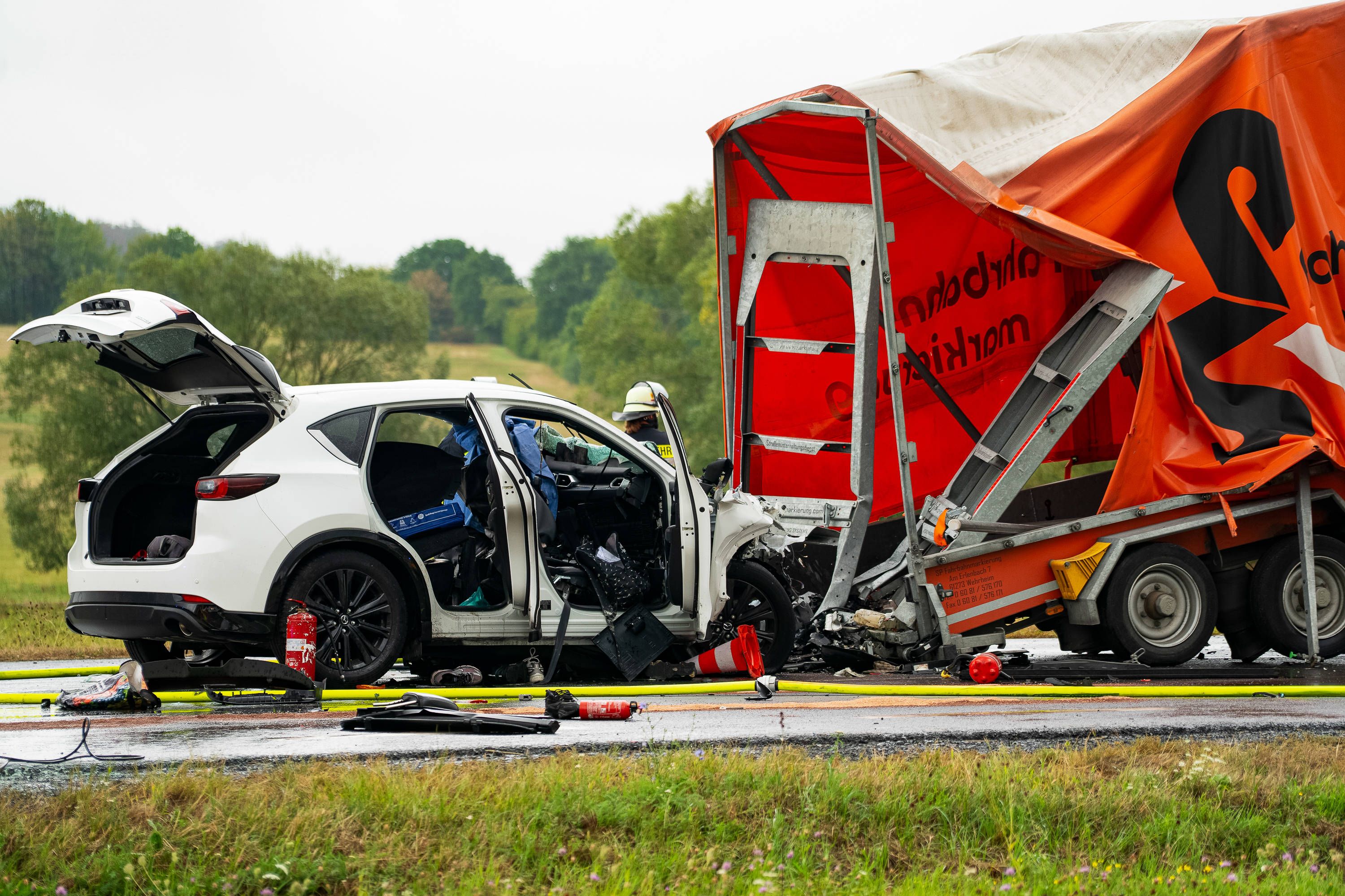 Heute.at - 2 Tote! Mazda mit acht Jugendlichen kracht in Lkw