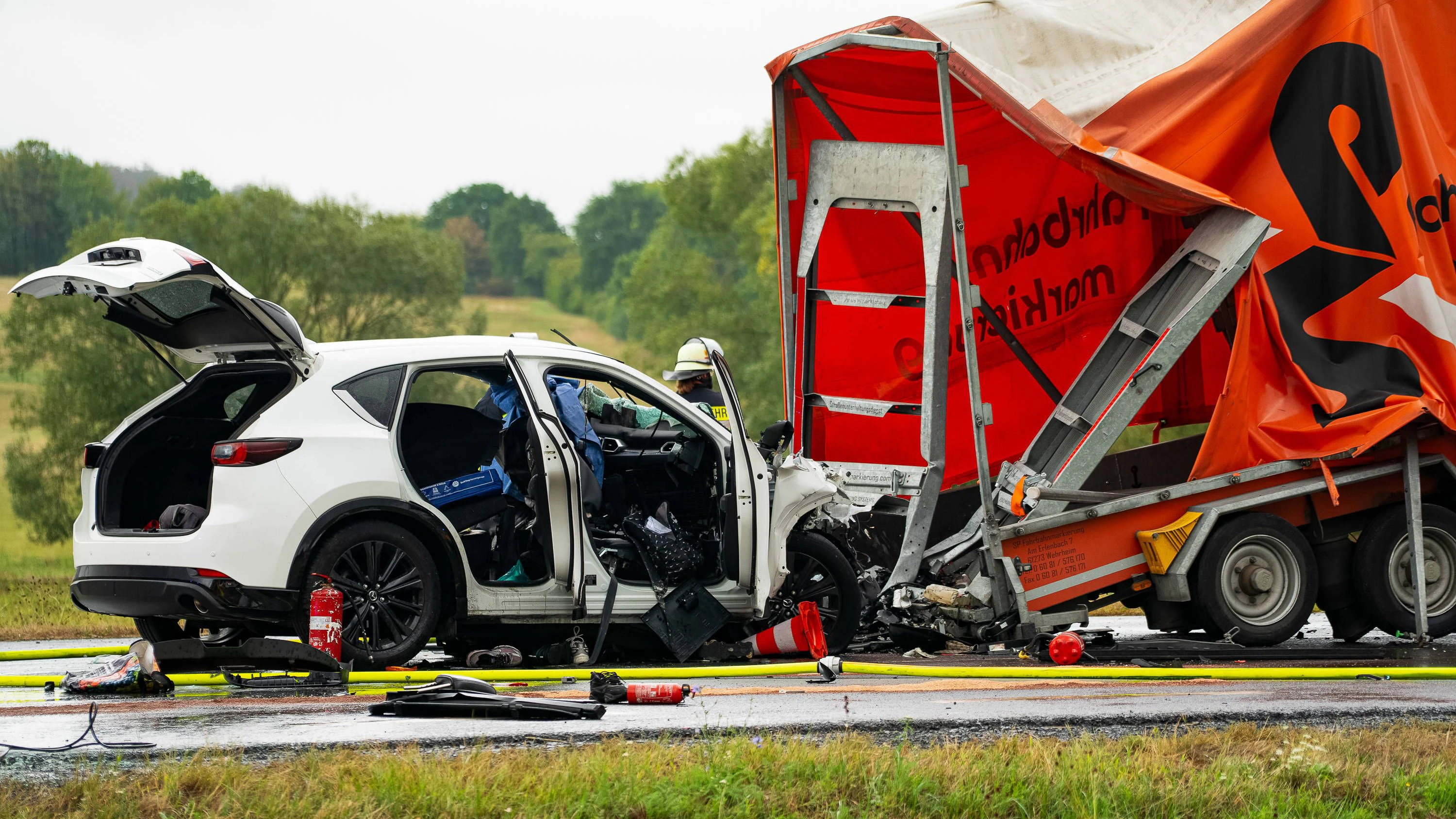 Heute.at - 2 Tote! Mazda mit acht Jugendlichen kracht in Lkw