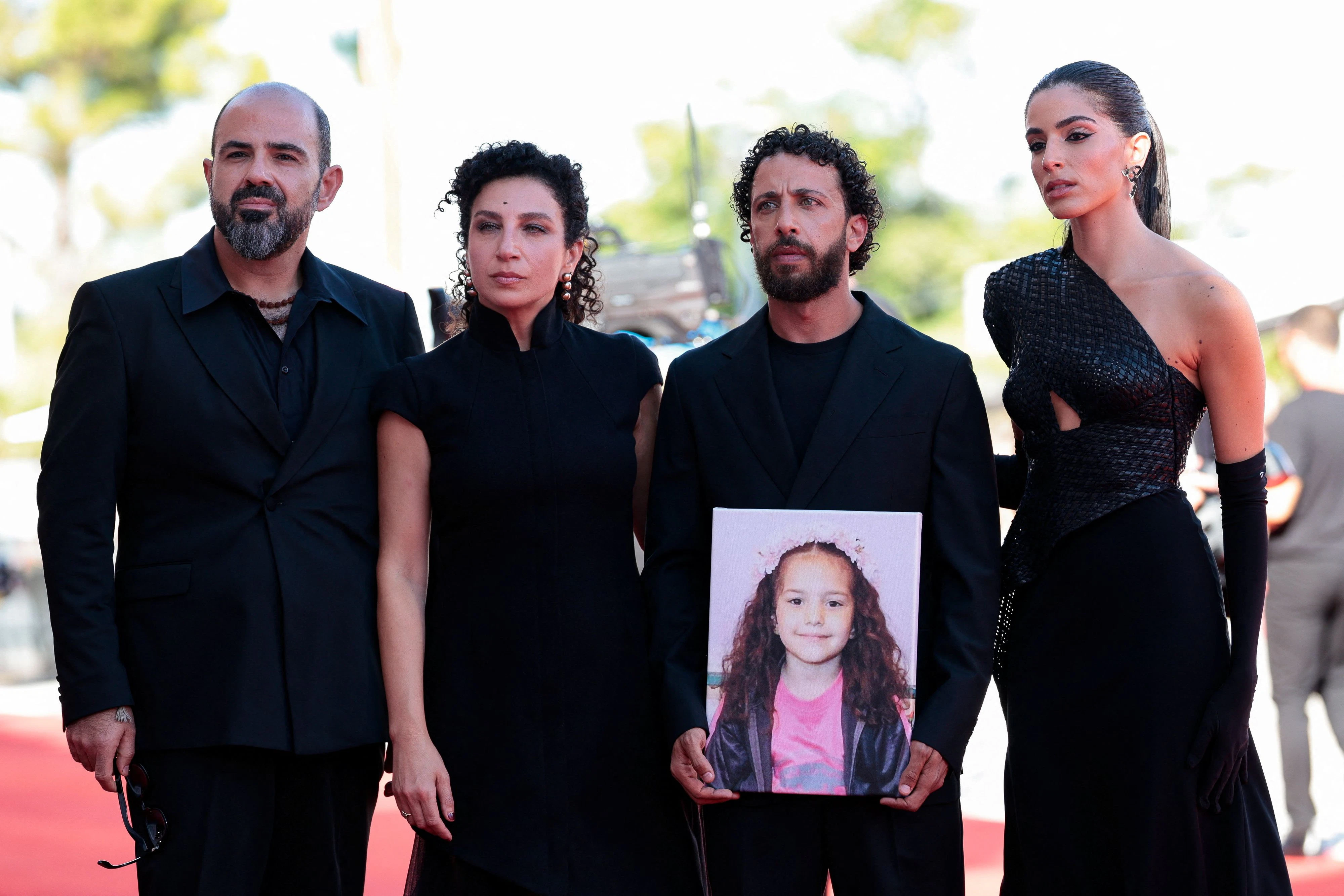 Die Schauspieler Amer Hlehel, Clara Khoury, Motaz Malhees und Saja Kilani am Roten Teppich bei den Filmfestspielen von Venedig 2025 mit einem Porträt von Hind Rajab