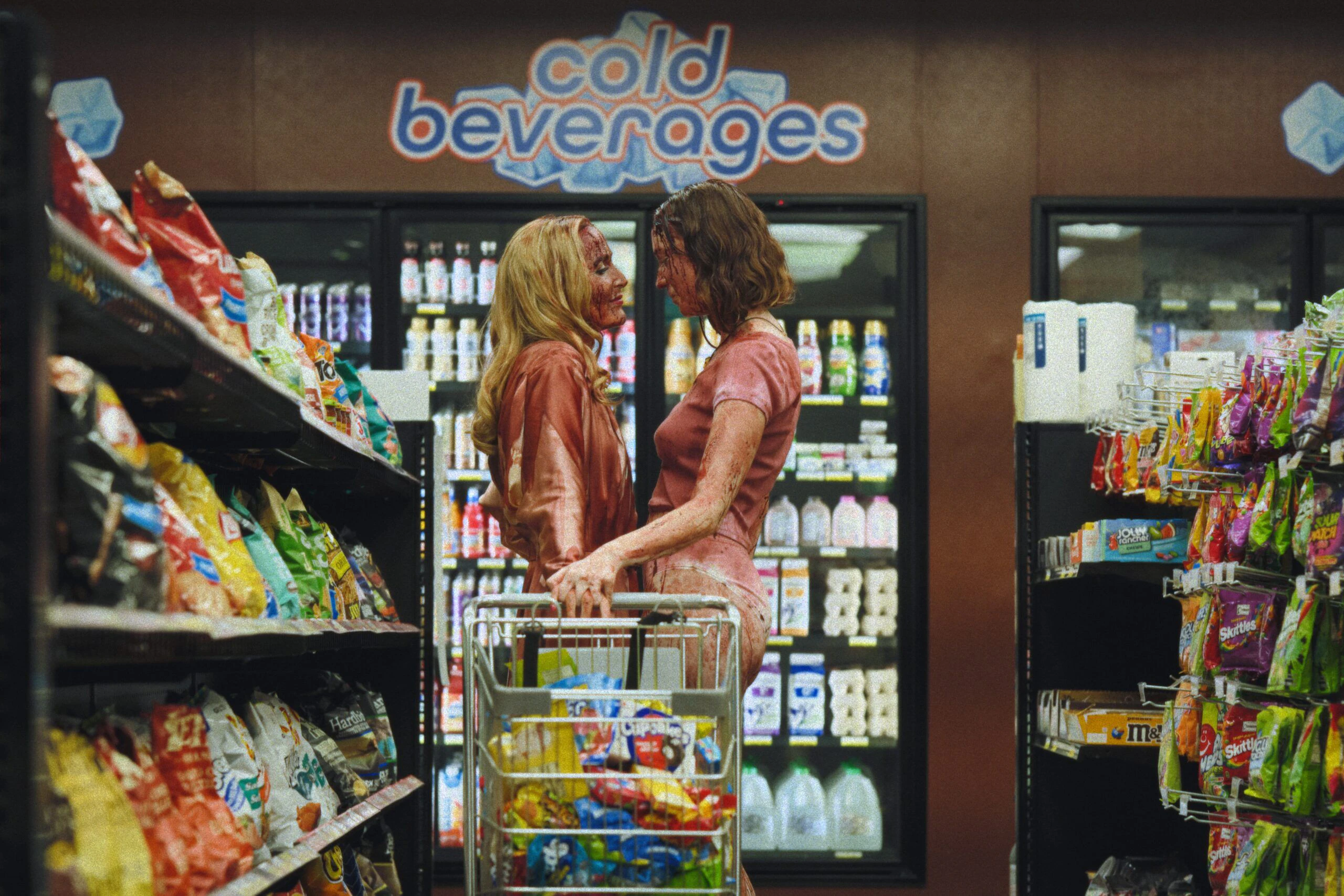 Horror-Slasher der etwas anderen Art: "Teenage Sex and Death at Camp Miasma" mit Gillian Anderson (l.) und Hannah Einbinder