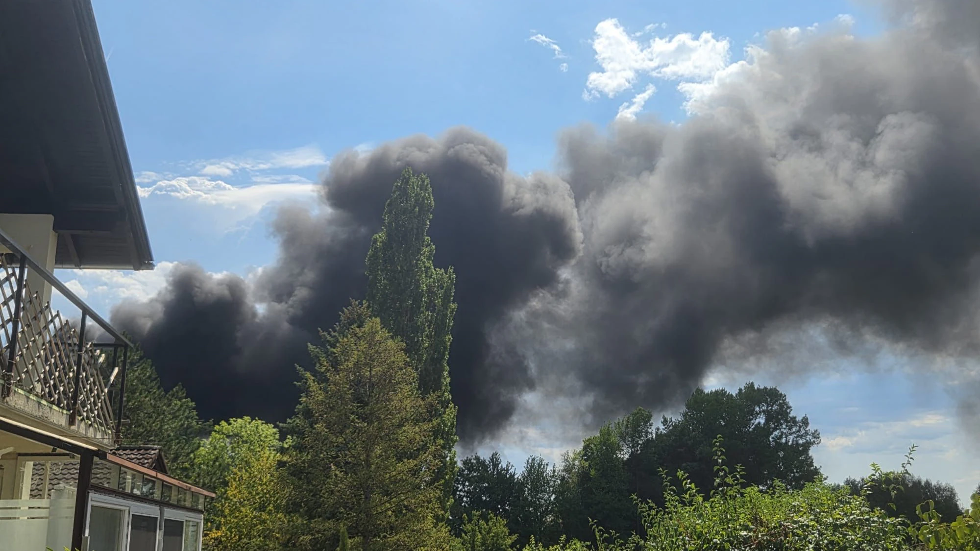 Riesen Explosion in der Hirtenberger Fabrik in Winzendorf. Laufend weitere Explosionen