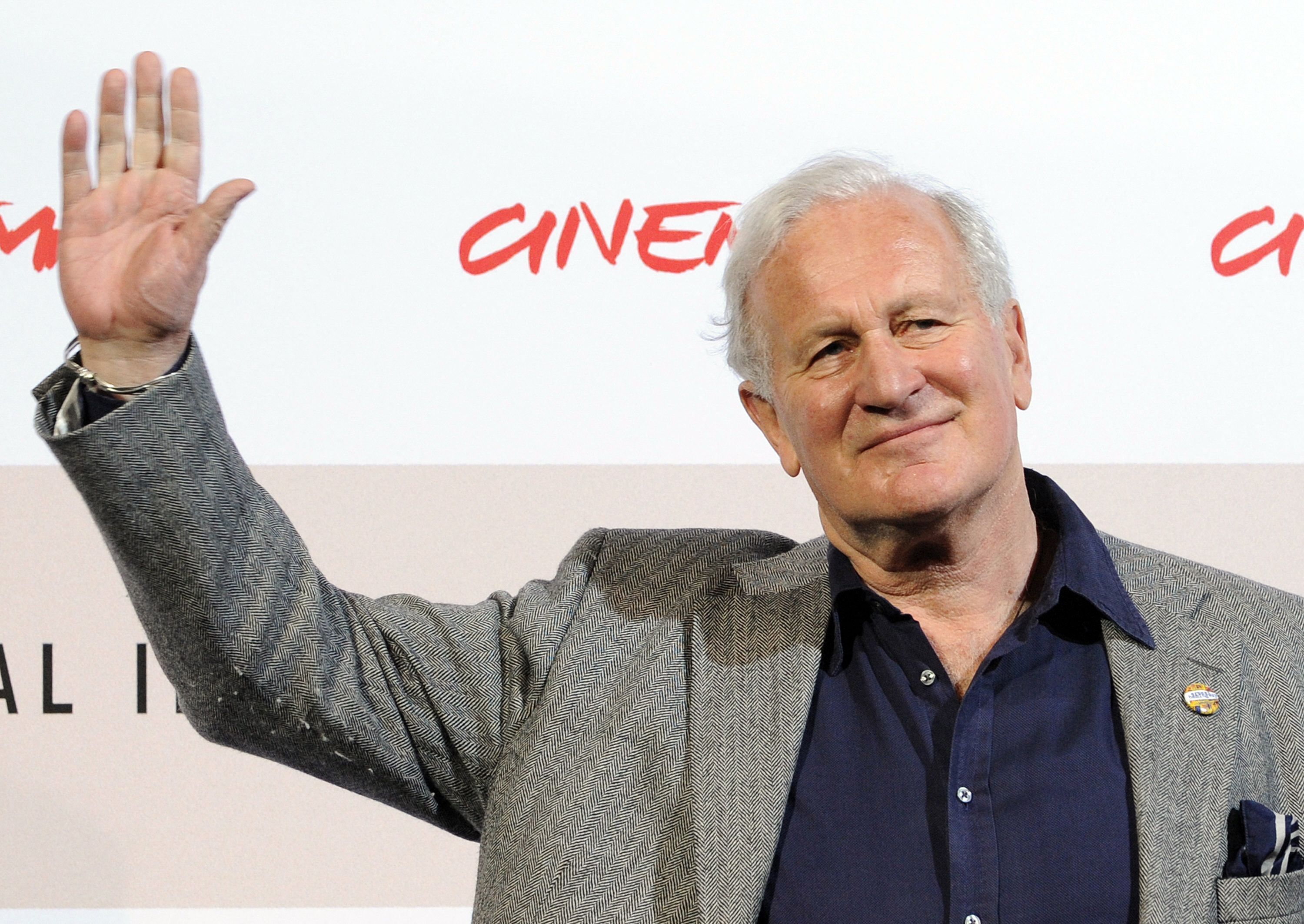 Der britische Filmregisseur John Irvin posiert am 26. Oktober 2008 bei einem Fototermin zu seinem Film „The Garden of Eden“ beim dritten Internationalen Filmfestival von Rom. Der britische Filmemacher wurde vor allem durch die TV-Adaption von John le Carrés Spionageklassiker „Dame, König, As, Spion“ („Tinker Tailor Soldier Spy“) bekannt.