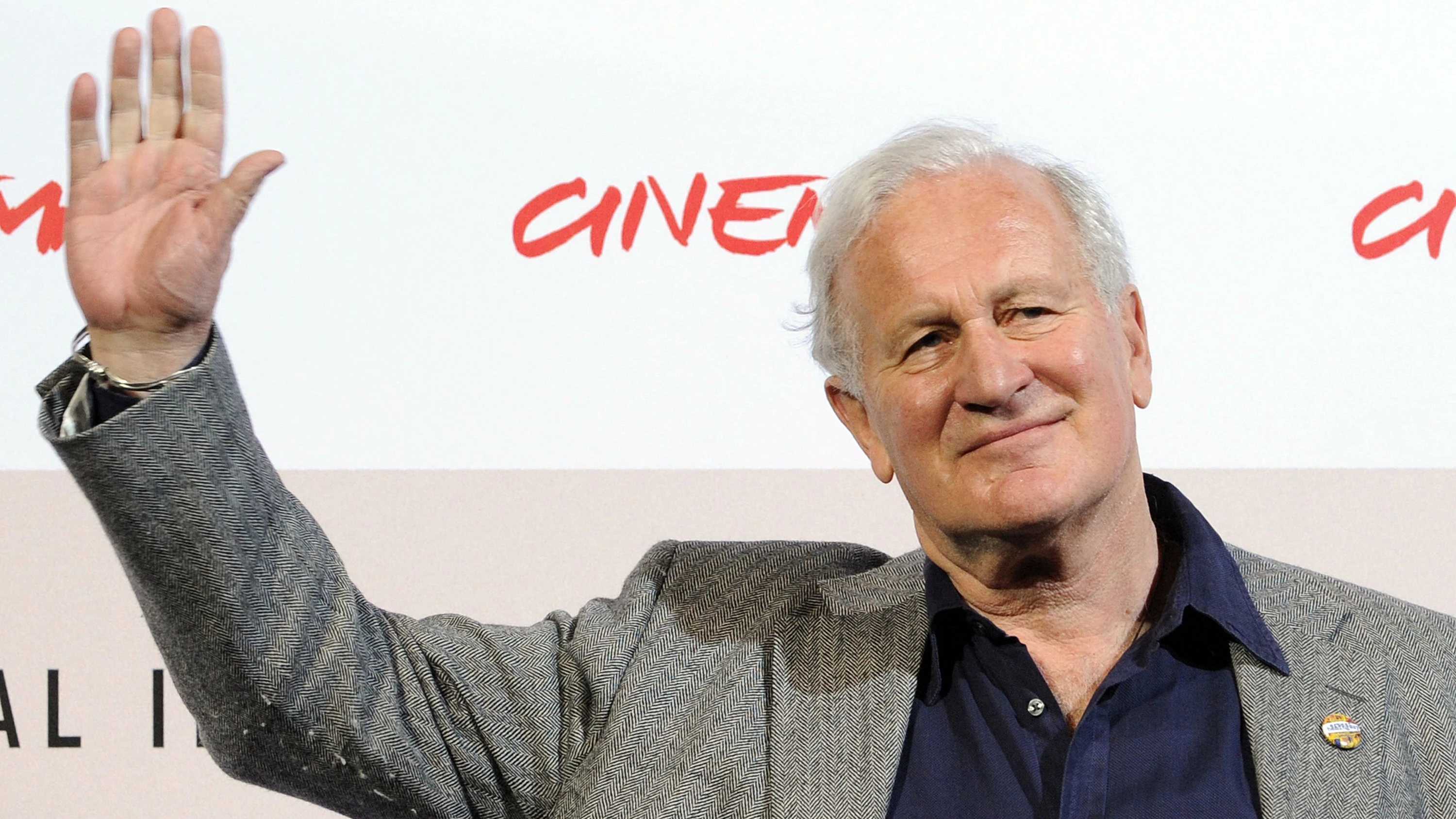 Der britische Filmregisseur John Irvin posiert am 26. Oktober 2008 bei einem Fototermin zu seinem Film „The Garden of Eden“ beim dritten Internationalen Filmfestival von Rom. Der britische Filmemacher wurde vor allem durch die TV-Adaption von John le Carrés Spionageklassiker „Dame, König, As, Spion“ („Tinker Tailor Soldier Spy“) bekannt.