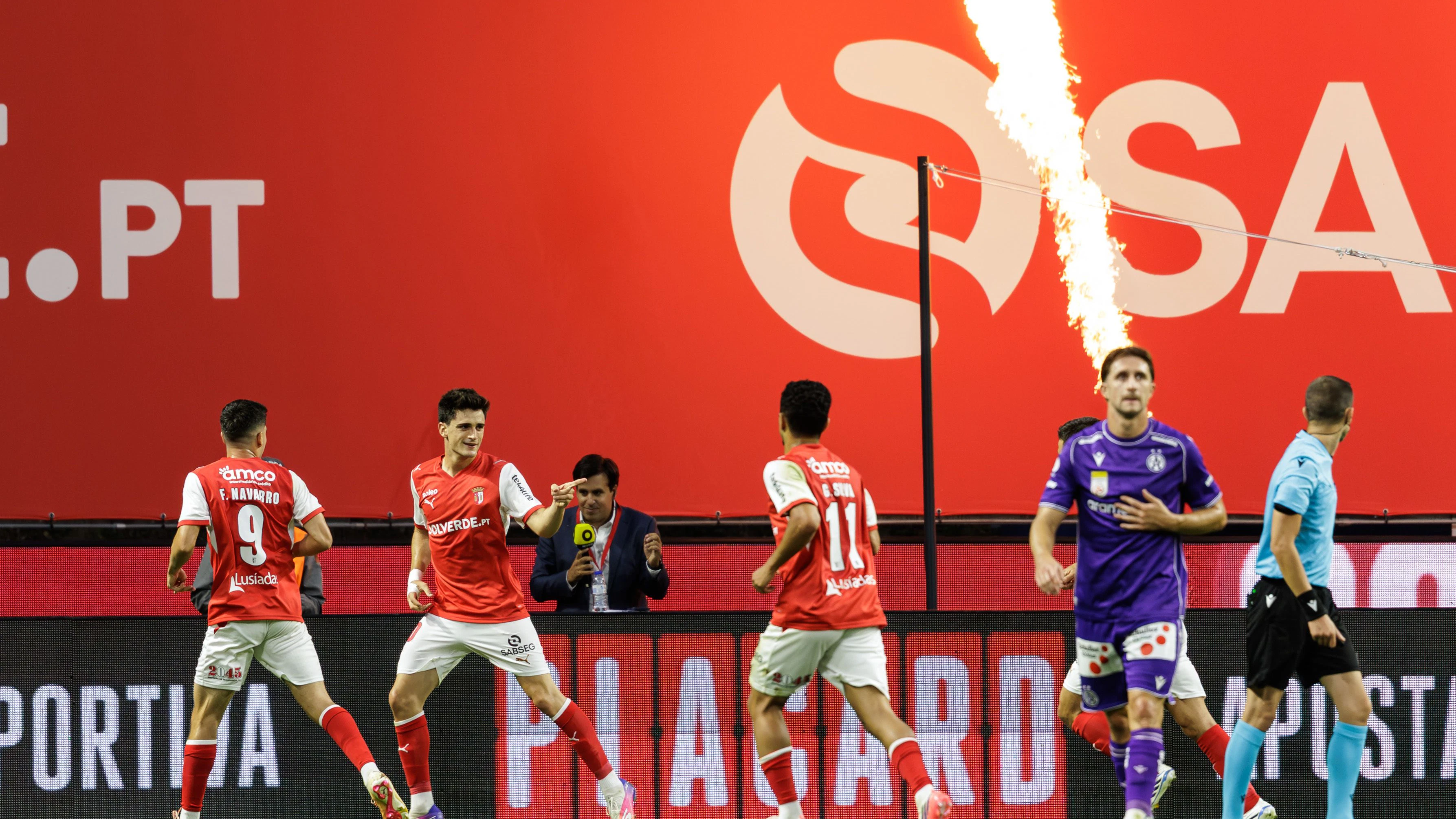 BRAGA,PORTUGAL,20.AUG.26 - SOCCER - UEFA Conference League, play-off, Sporting Braga vs FK Austria Wien. Image shows the rejoicing of Braga with Pau Victor (Braga) and the disappointment of Reinhold Ranftl (A.Wien). Photo: GEPA pictures/ Armin Rauthner
