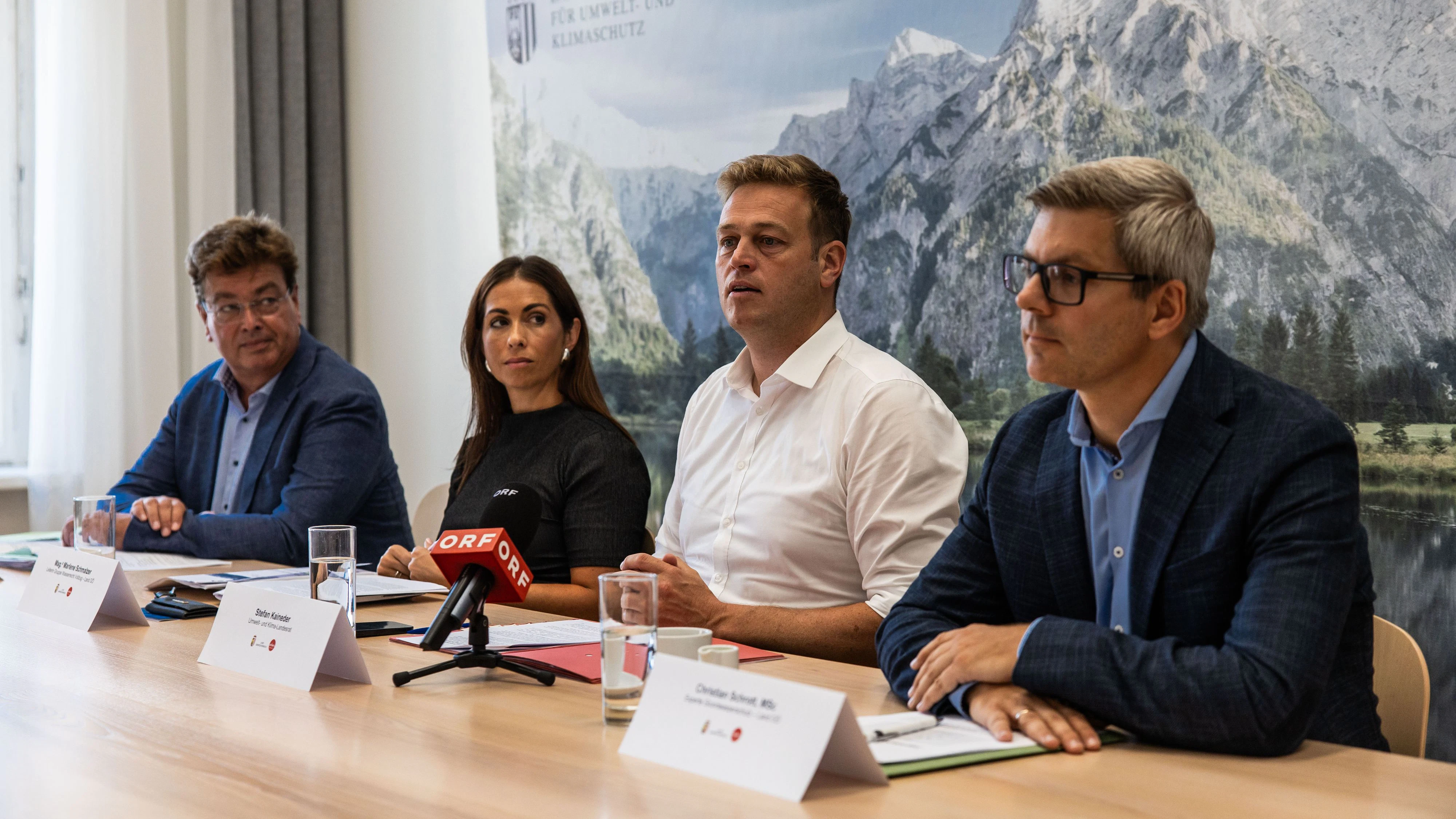 Umwelt- und Klima-Landesrat Stefan Kaineder (Grüne) informierte mit den Experten und Expertinnen des Landes OÖ über die rechtlichen und gewässerökologischen Grundlagen des Wasserrechtsbescheides.