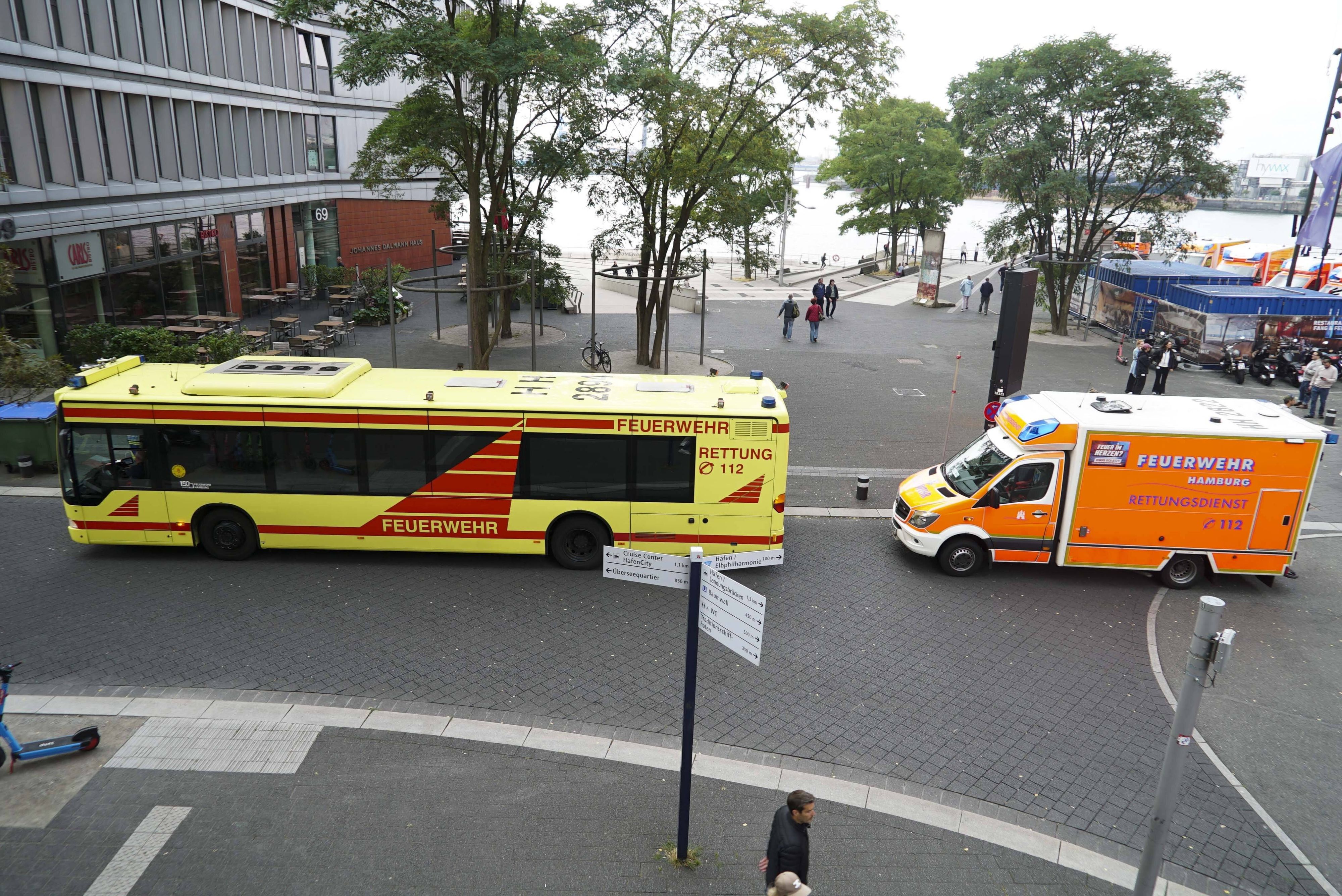 Die Hamburger Rettungskräfte standen mit einem Großaufgebot im Einsatz. (Symbolbild)