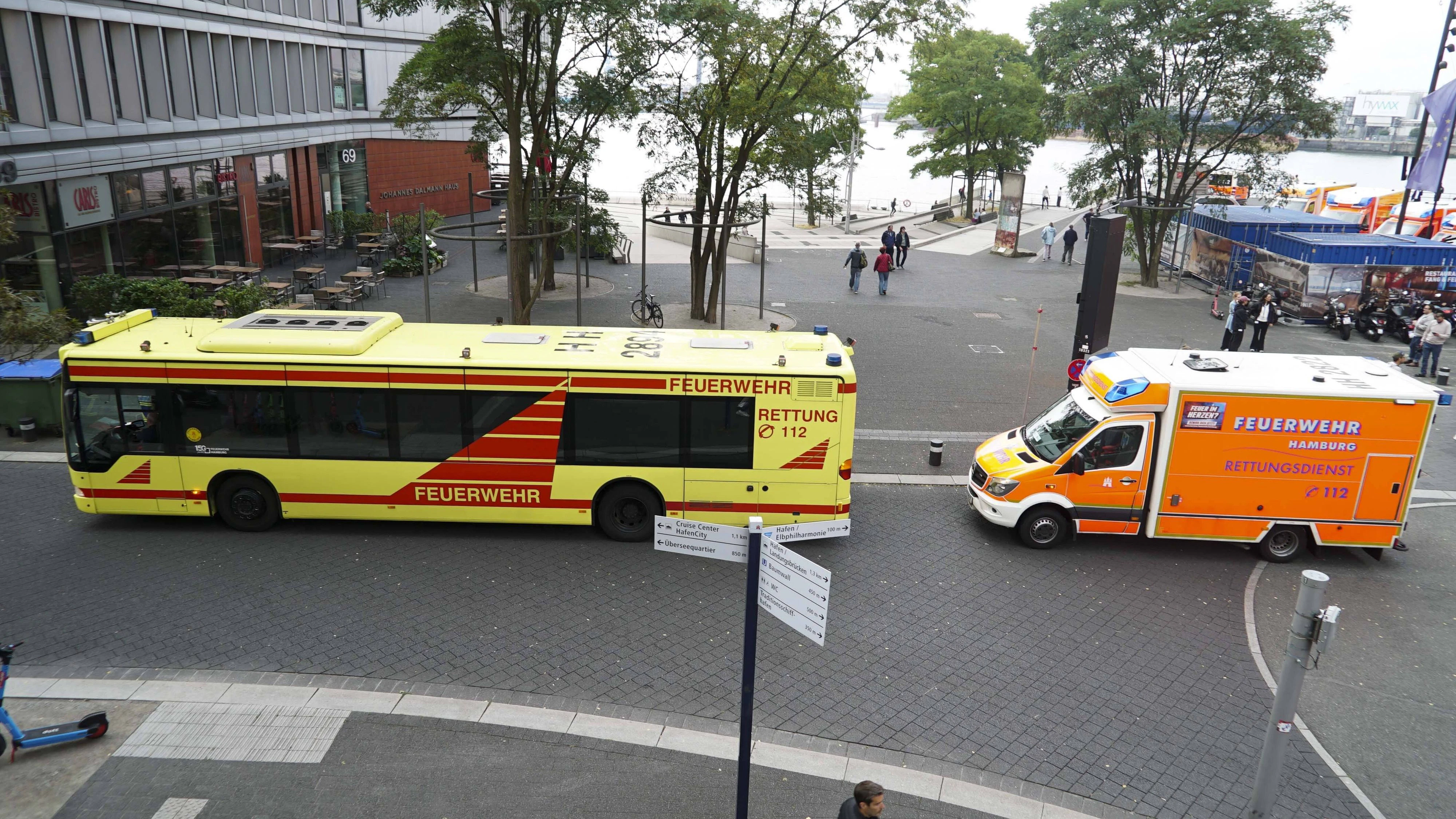 Die Hamburger Rettungskräfte standen mit einem Großaufgebot im Einsatz. (Symbolbild)