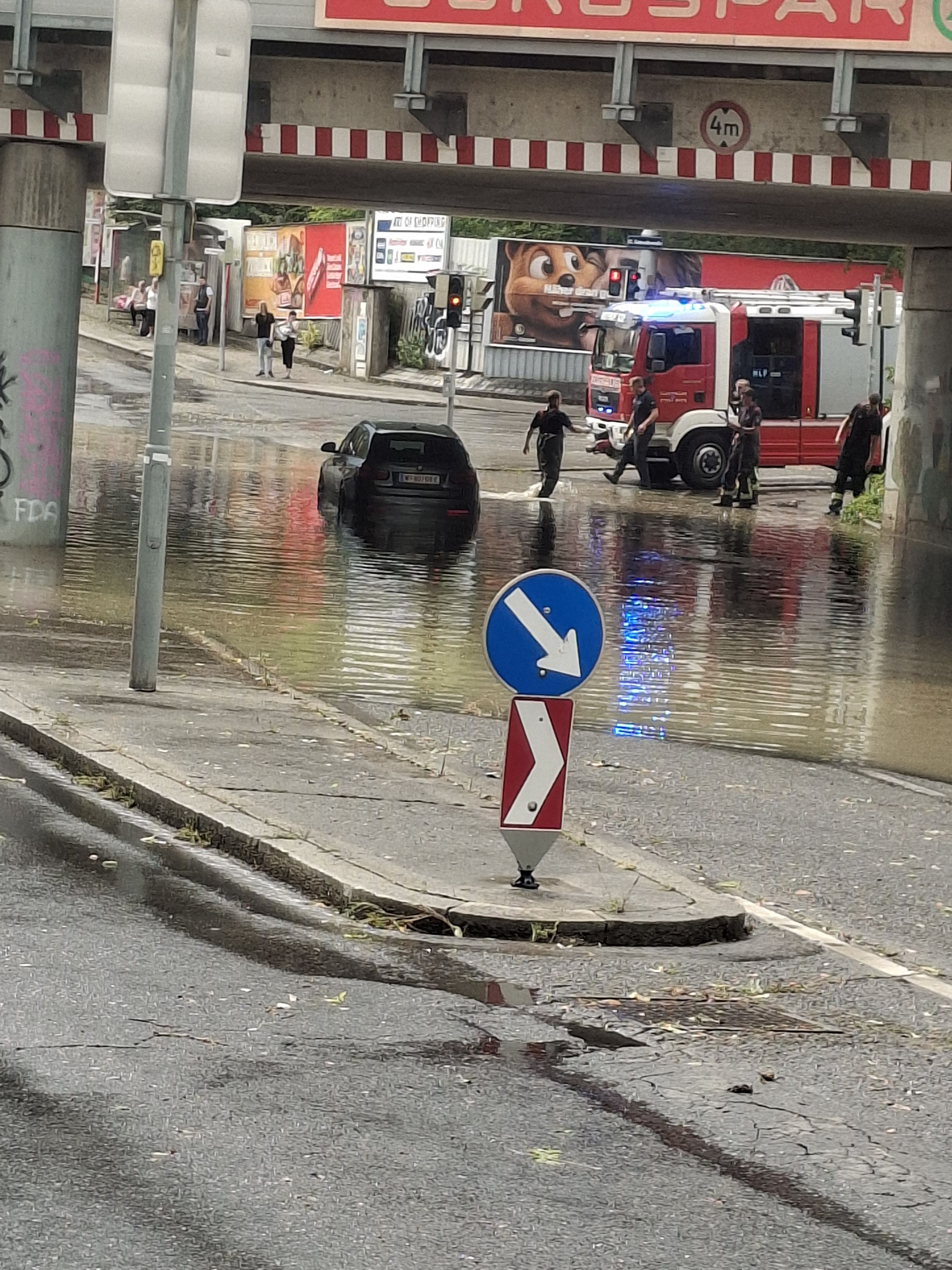 Heute.at - Unwetter-Chaos: Wiener steckt in seinem BMW fest
