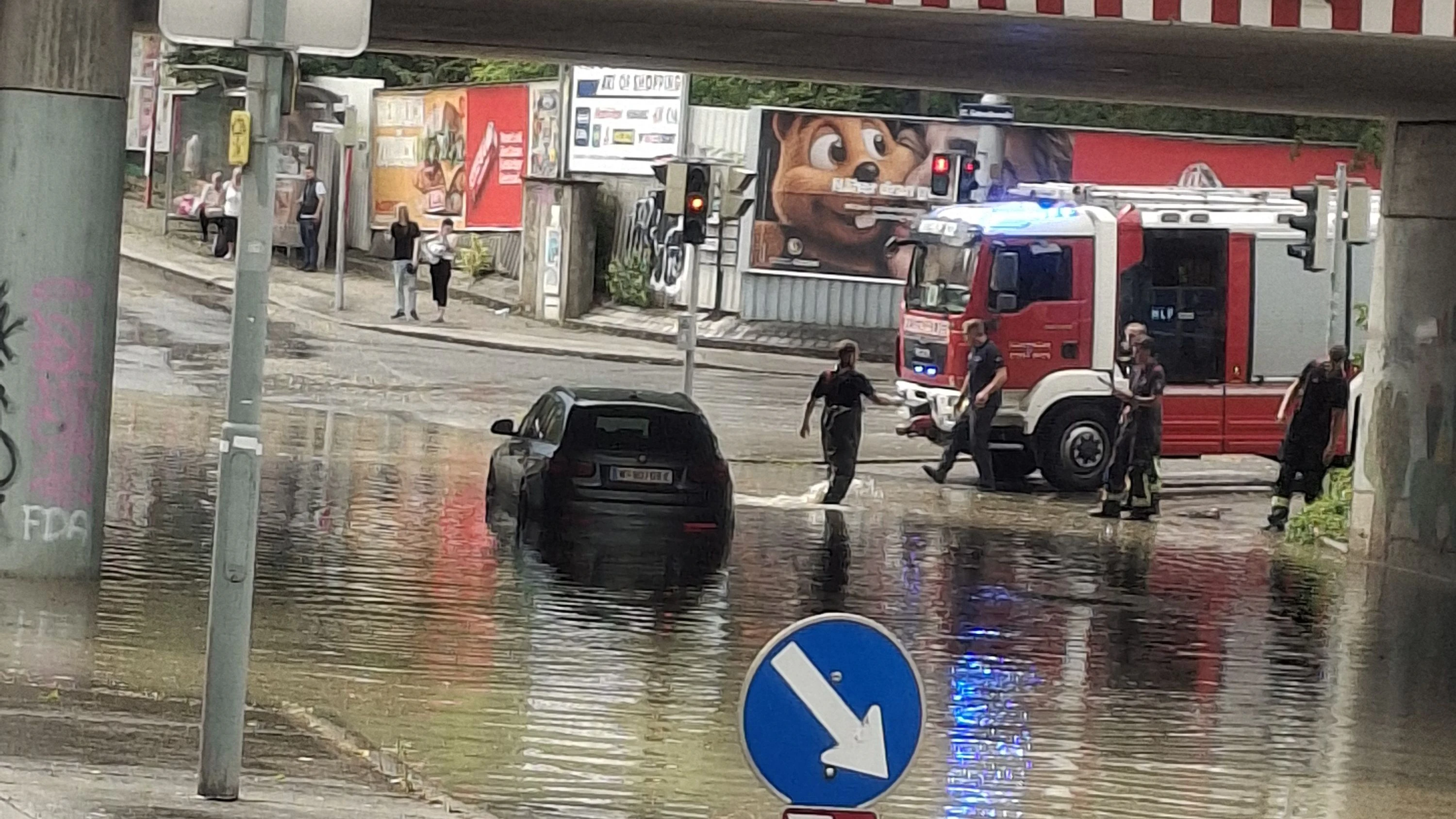 Heute.at - Unwetter-Chaos: Wiener steckt in seinem BMW fest