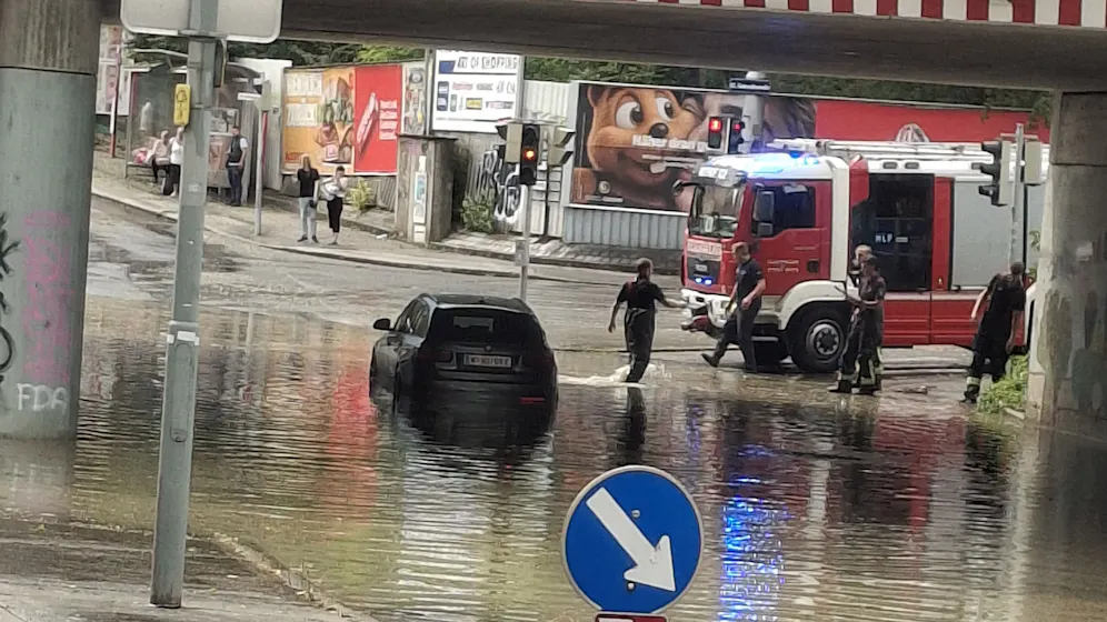 Heute.at - Unwetter-Chaos: Wiener steckt in seinem BMW fest