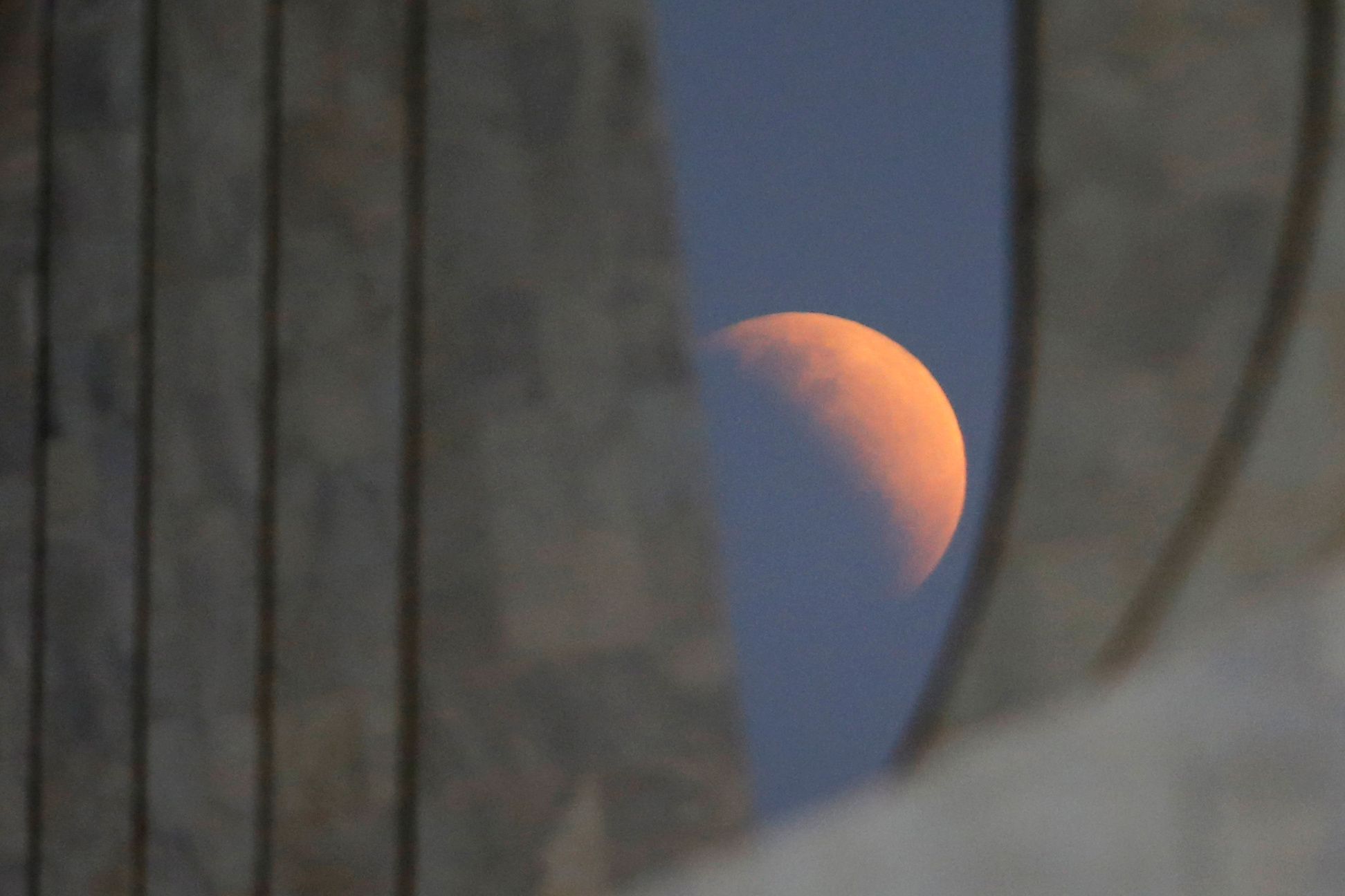 Eine partielle Mondfinsternis ist am 16. Juli 2019 vor dem Planalto-Palast in Brasília, Brasilien, zu sehen.