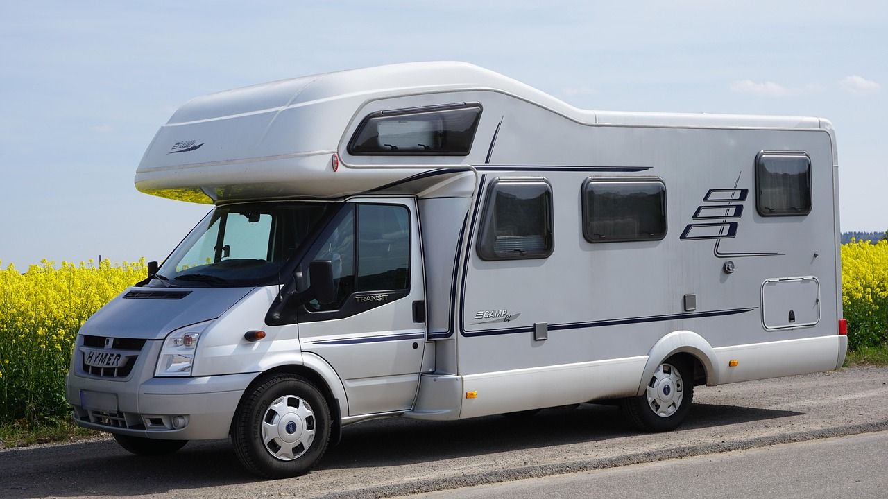Modernes Wohnmobil auf der Straße