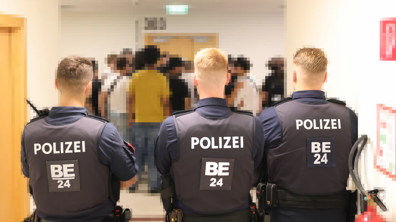 Jugendgangs tauchen oft in Gruppen im Gericht auf, um die Tatverdächtigen zu feiern.