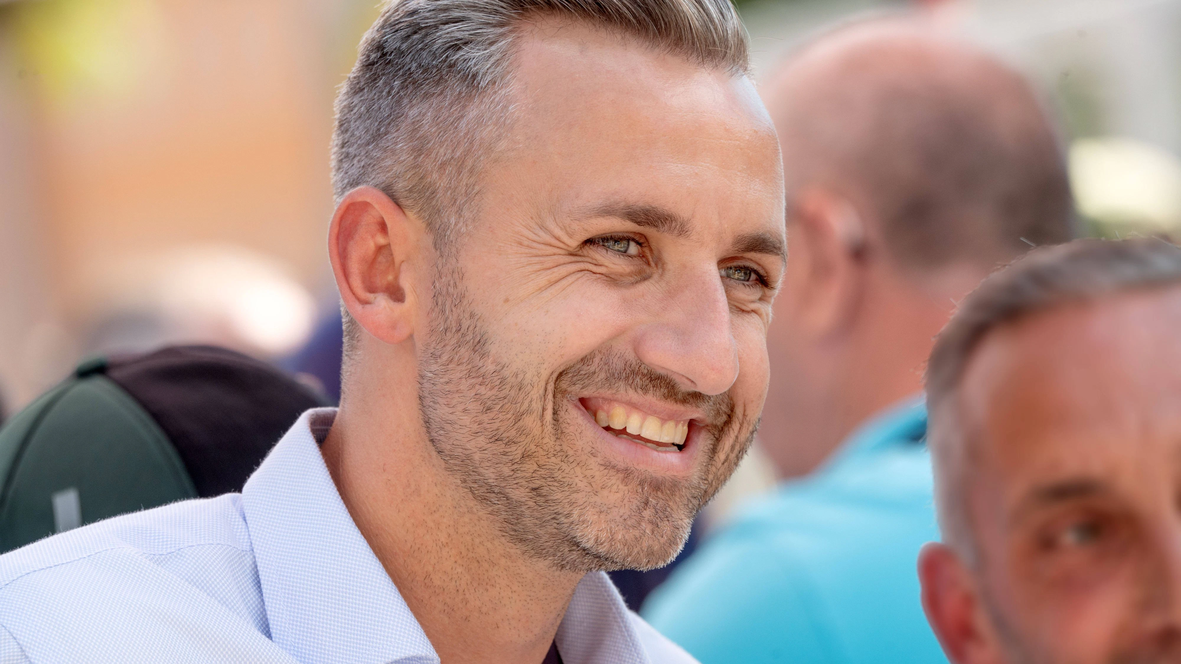 Ulrich Siegmund, AfD Spitzenkandidat auf Wahlkampftour in Sachsen-Anhalt, AfD-Infostand in Magdeburg, 28. Juli 2026 Deutschland, Magdeburg, 28. Juli 2026, Ulrich Siegmund, AfD-WSpitzenkandidat bei den Landtagswahlen in Sachsen-Anhalt am 6. September, Wahlkampfstand an der Ecke Goldschmiedebrücke - Breiter Weg, Wahlslogan: Hol dir dein Land zurück,rechtsextreme Landespartei, Politiker, Politik, *** Ulrich Siegmund, AfD lead candidate on the campaign trail in Saxony-Anhalt, AfD information booth in Magdeburg, July 28, 2026, Germany, Magdeburg, July 28, 2026, Ulrich Siegmund, AfDs top candidate in the state elections in Saxony-Anhalt on September 6, campaign booth at the corner of Goldschmiedebrücke and Breiter Weg, campaign slogan Take Ba