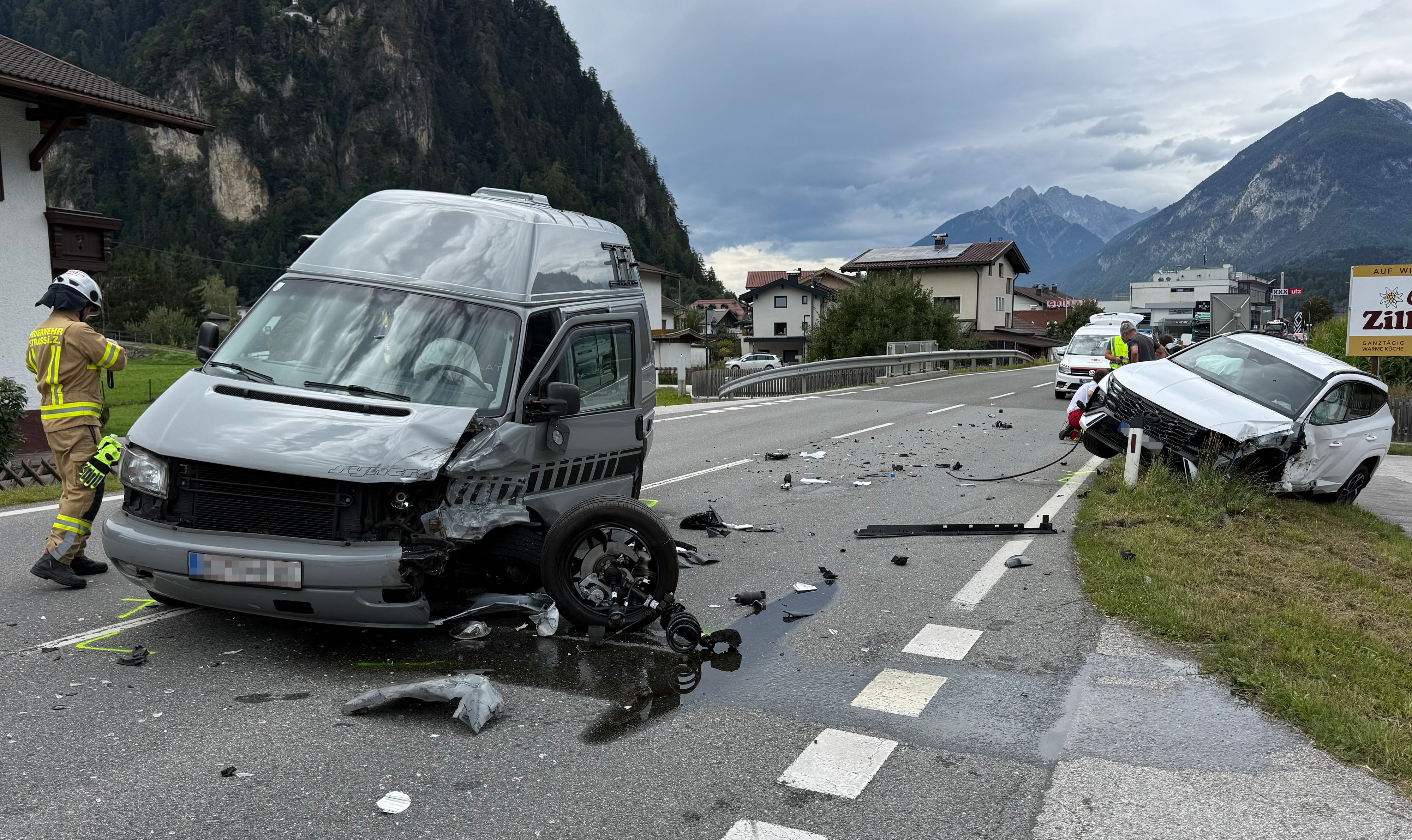 Verkehrsunfall in Strass im Zillertal: Auf der Tiroler Straße kam es am 21. August gegen 13.20 Uhr zu einem Frontalzusammenstoß. Drei Personen wurden verletzt.