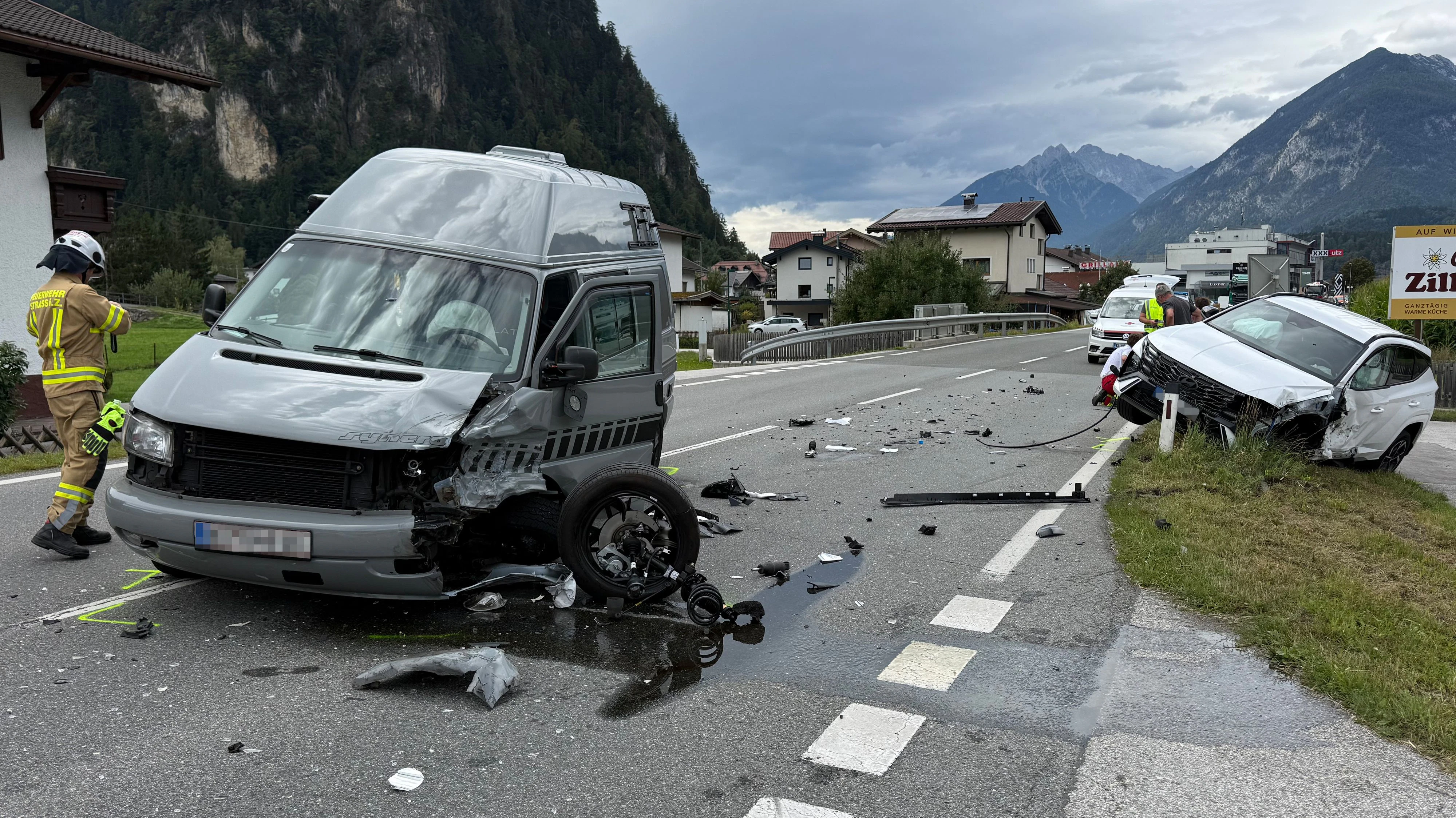Verkehrsunfall in Strass im Zillertal: Auf der Tiroler Straße kam es am 21. August gegen 13.20 Uhr zu einem Frontalzusammenstoß. Drei Personen wurden verletzt.