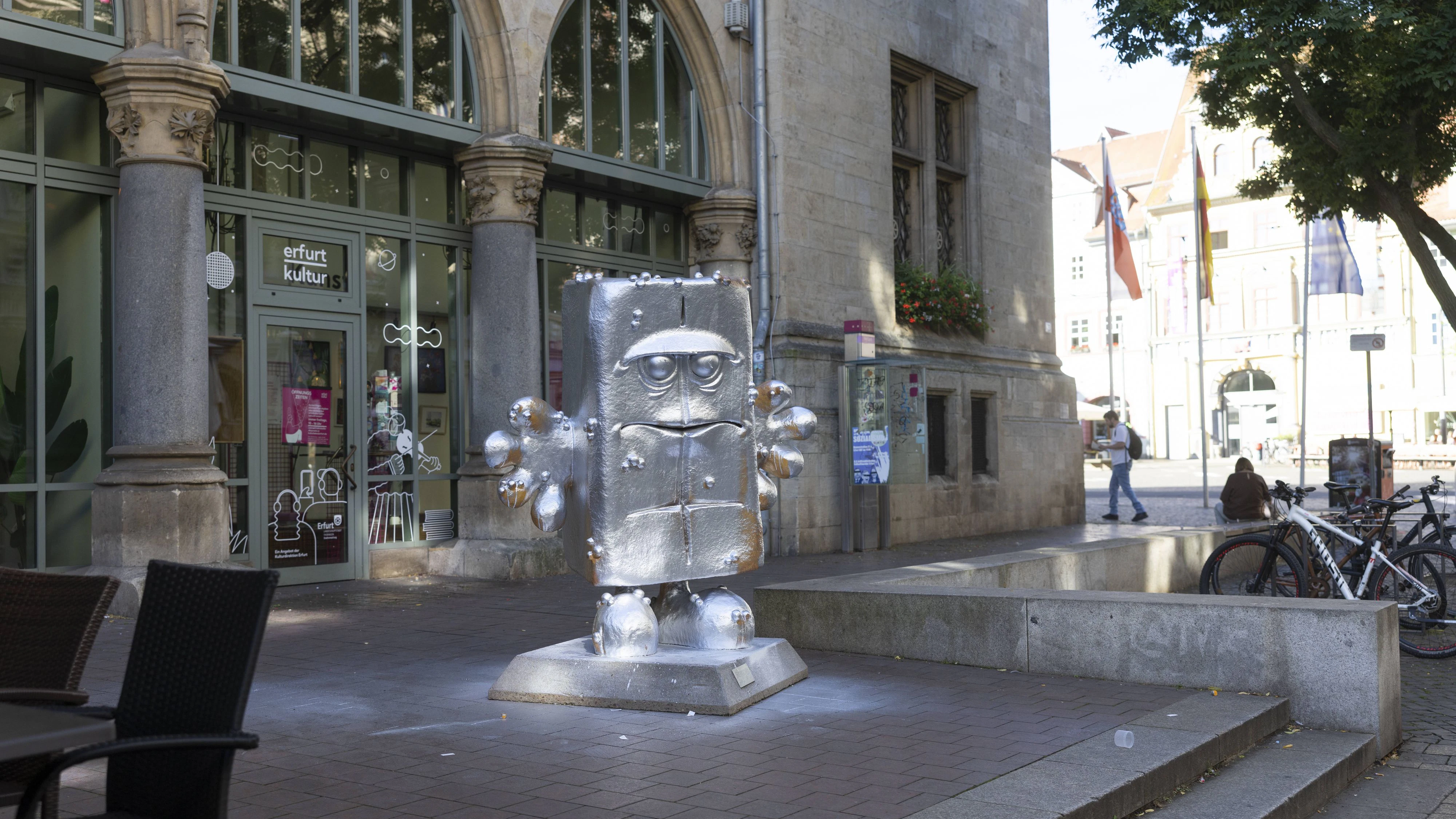 In der Nacht zu Freitag haben Unbekannte die Statue der Kika-Figur Bernd das Brot mit silberner Farbe besprüht.