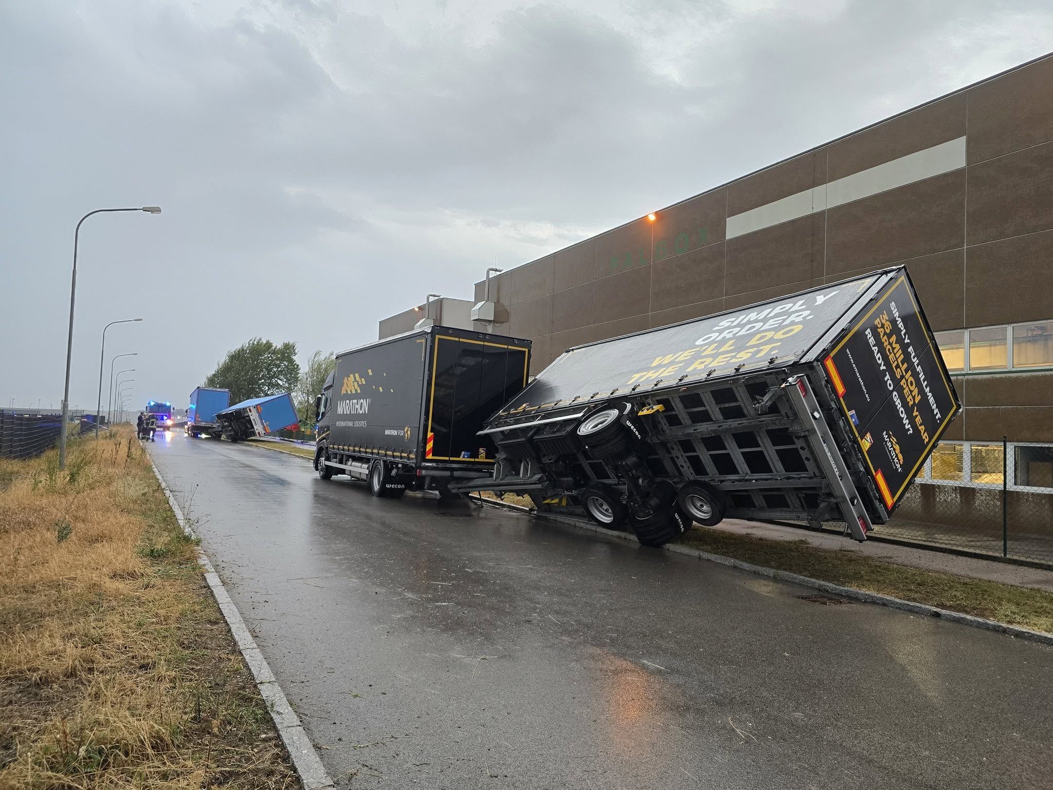 Im Burgenland zog das Unwetter seine Spur der Verwüstung. Mehrere Lkw-Anhänger kippten um.