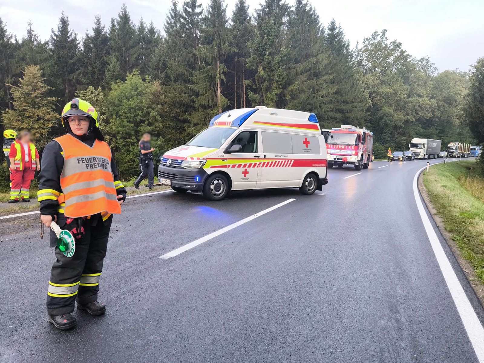 Zahlreiche Einsatzkräfte mussten zur Unfallstelle ausrücken.