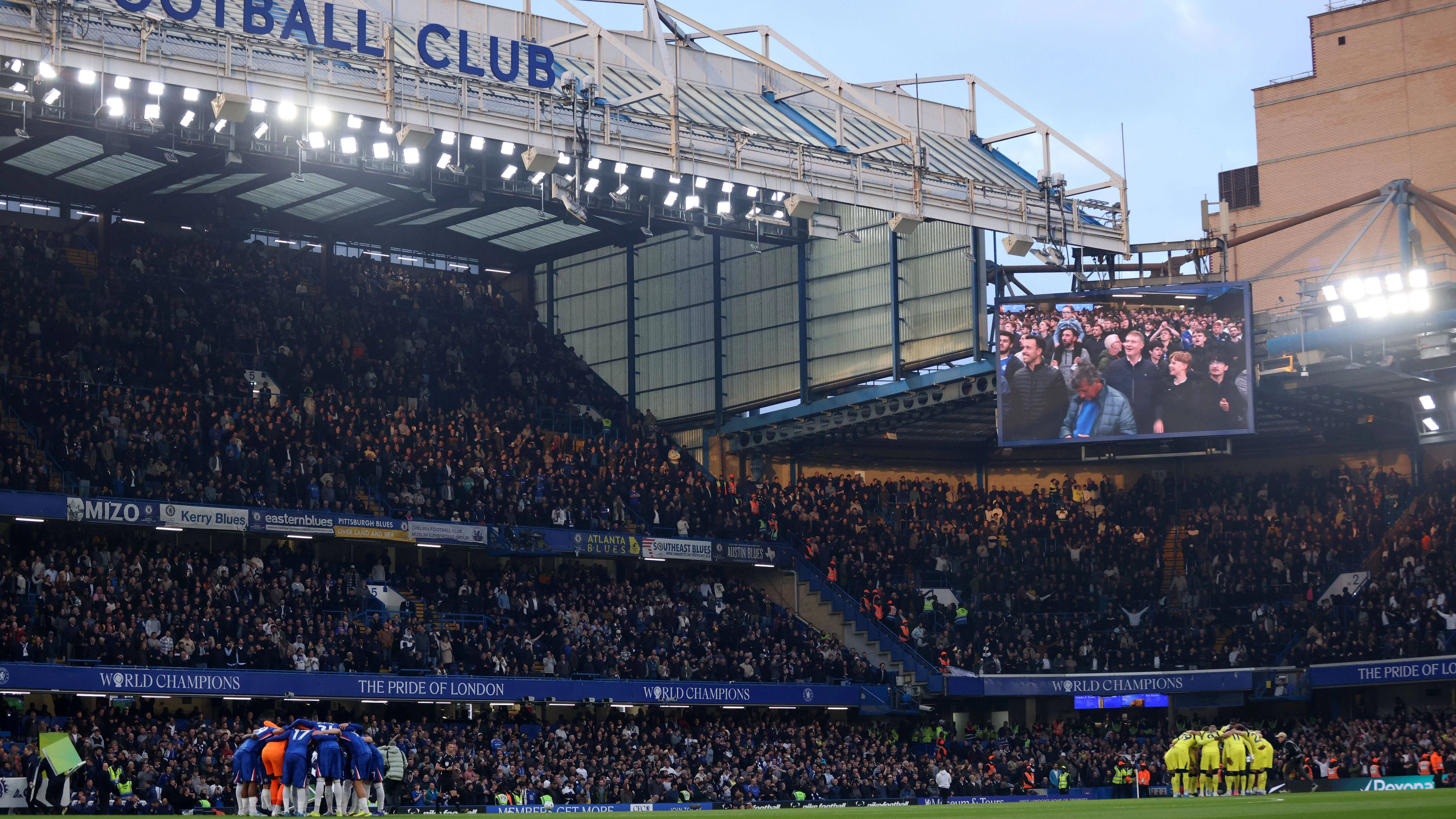 Chelsea and Spurs teams huddle at the Chelsea v Tottenham Hotspur EPL match, at Stamford Bridge Stadium, London, UK on 19th May, 2026. PUBLICATIONxNOTxINxUK