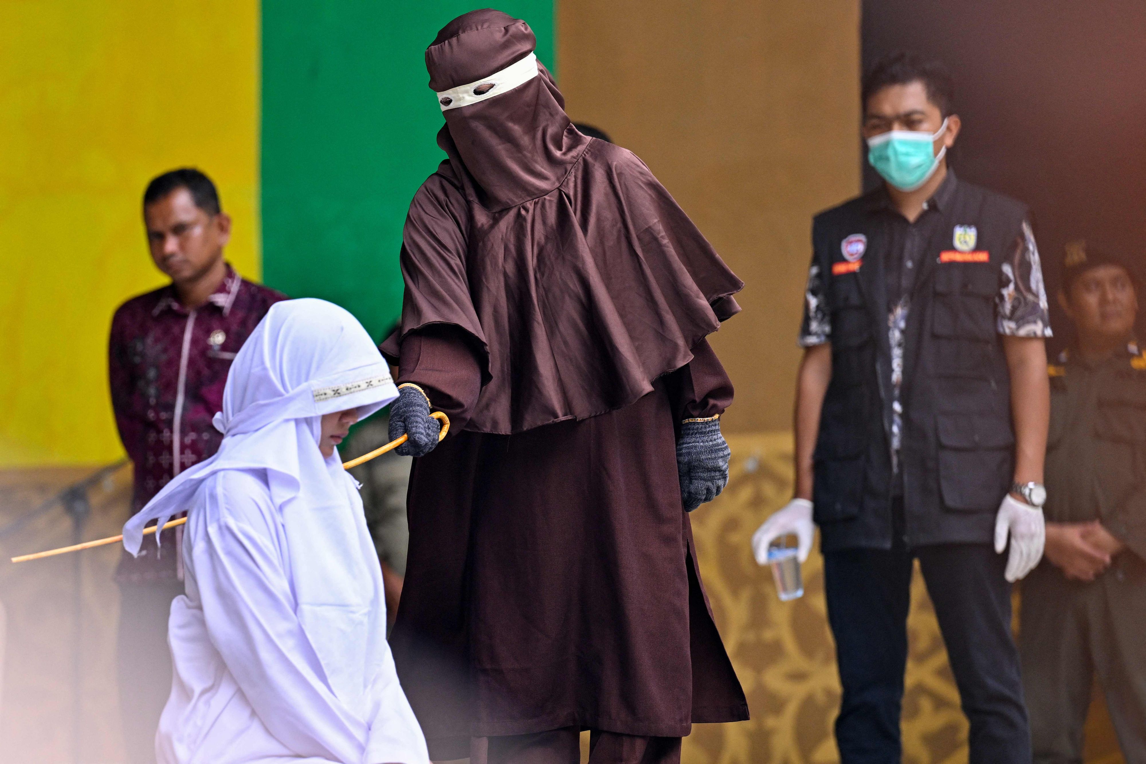 Wegen außerehelichem Sex erhielt diese Frau in Indonesien 100 Stockhiebe. 