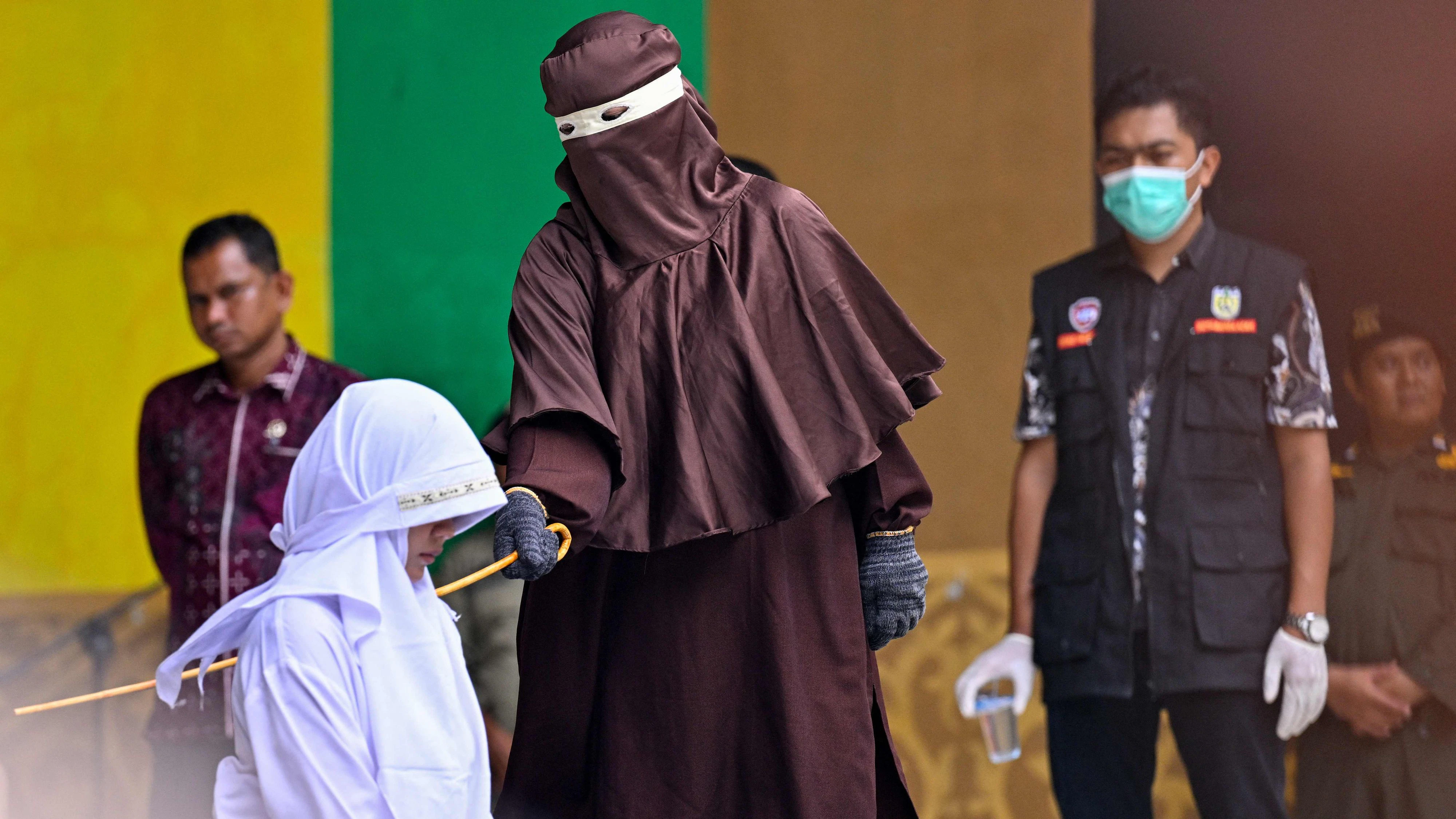 Wegen außerehelichem Sex erhielt diese Frau in Indonesien 100 Stockhiebe. 