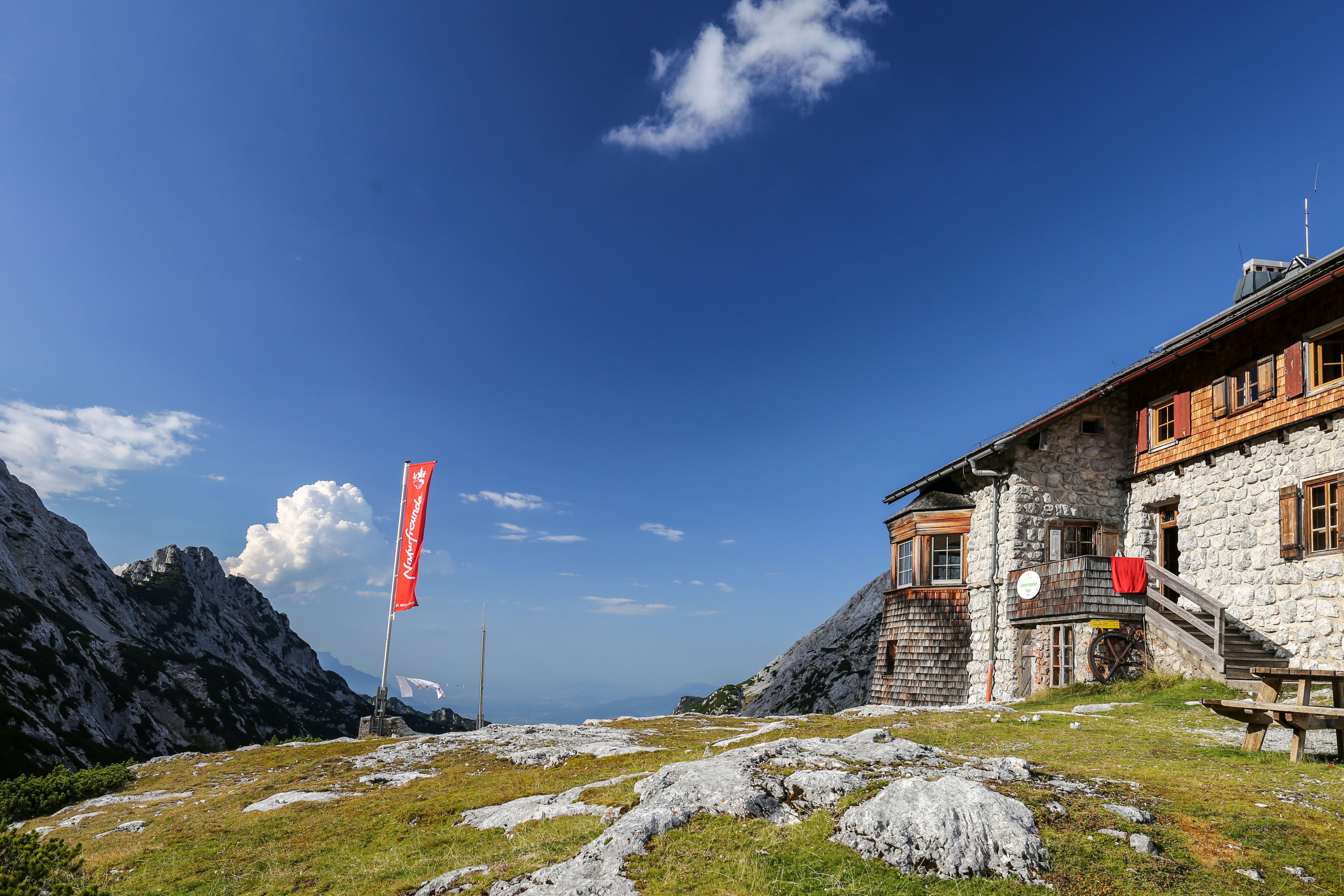 Das <strong>Leopold-Happisch-Haus</strong> im Tennengebirge musste bereits schließen. Um es vorübergehend zu versorgen, mussten 600 Liter Trinkwasser per Hubschrauber eingeflogen werden.