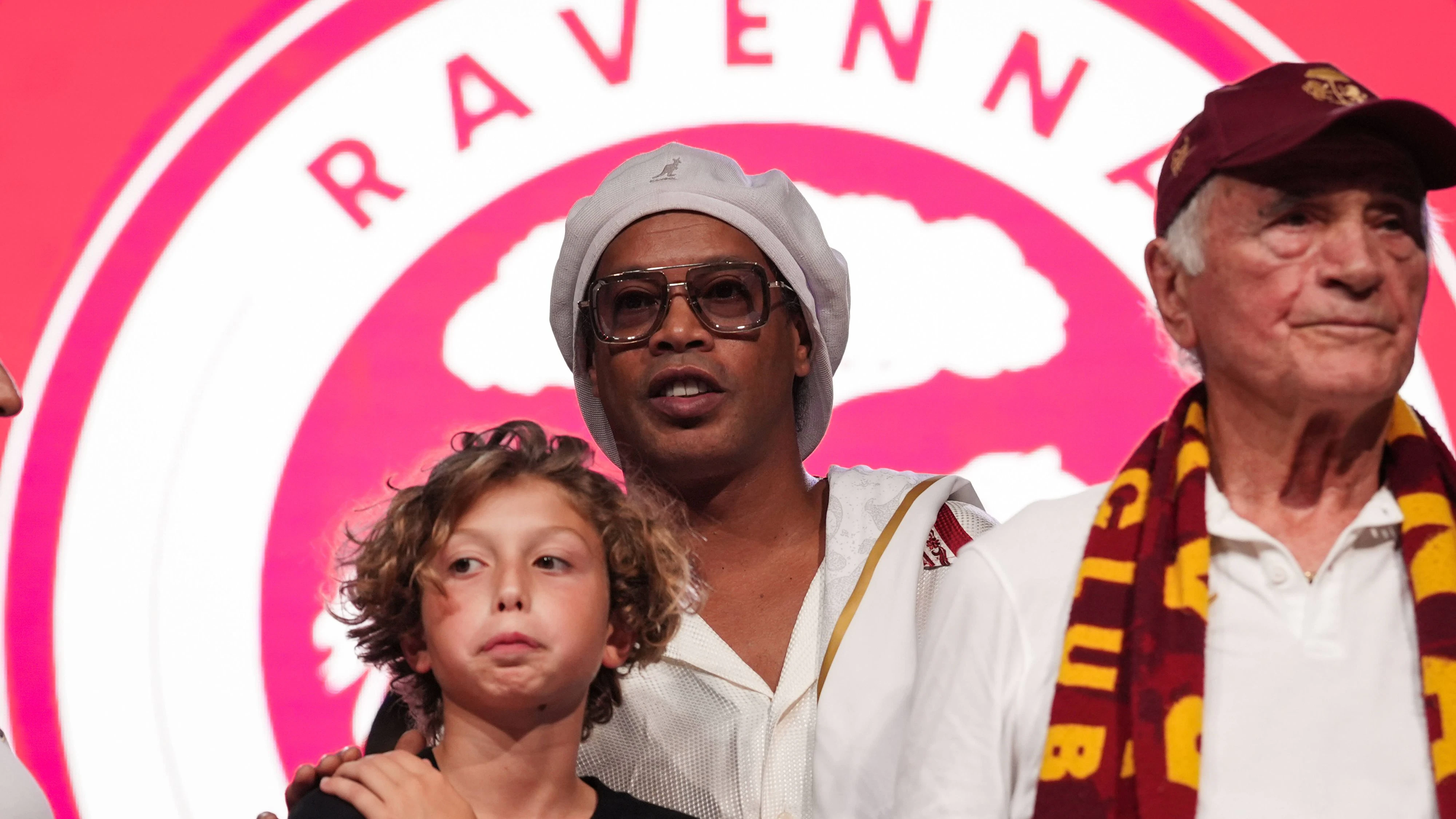 Ronaldinho wurde als Spieler von Revanna präsentiert. 