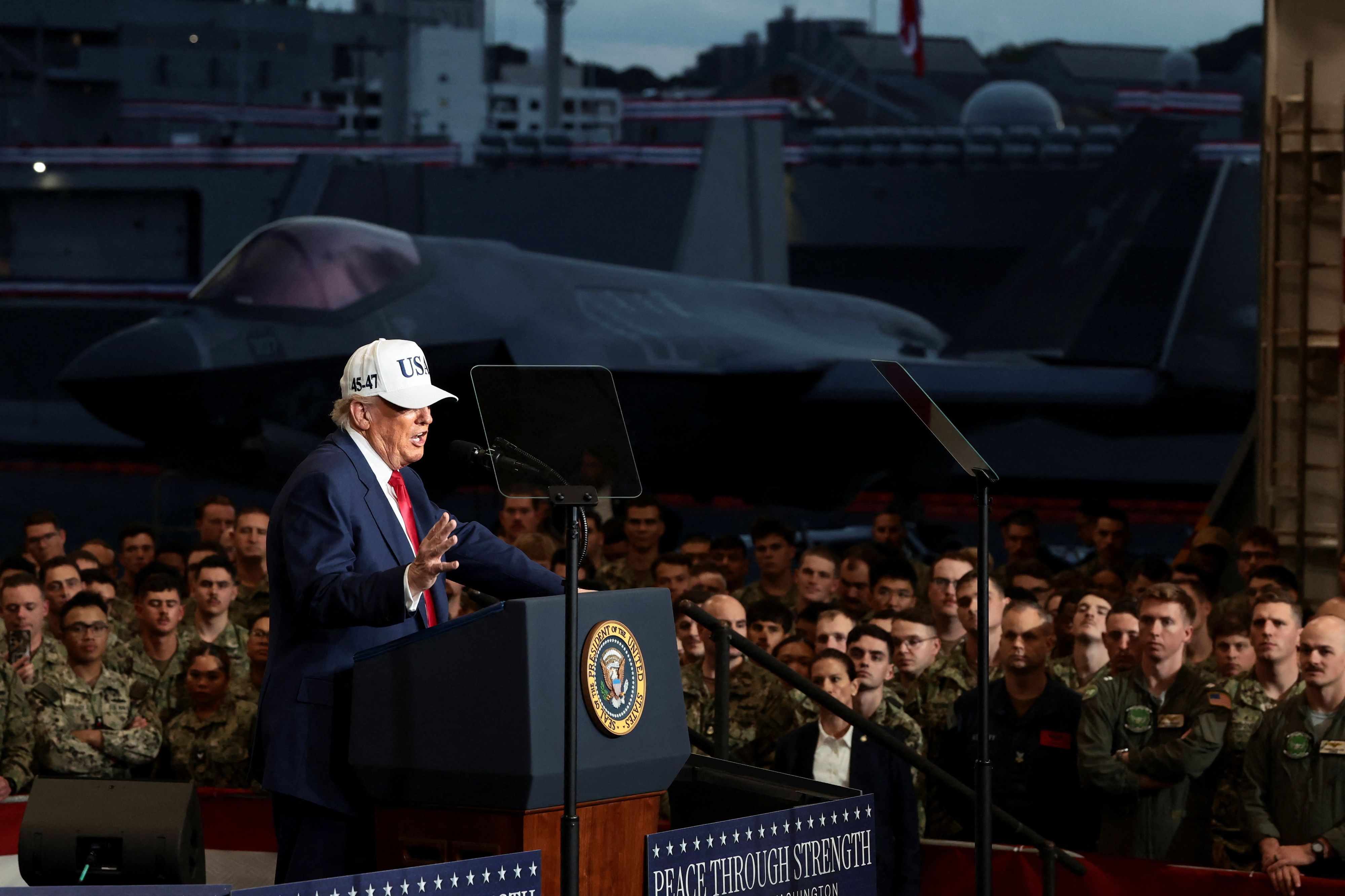 US-Präsident Donald Trump hält bei einem Besuch auf einem Flugzeugträger eine Rede.