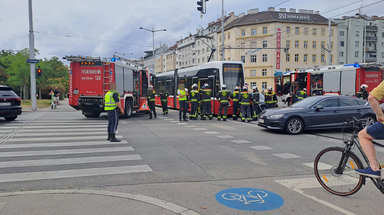 Heute.at - Bim kracht mit Auto zusammen – Lenkerin sitzt fest