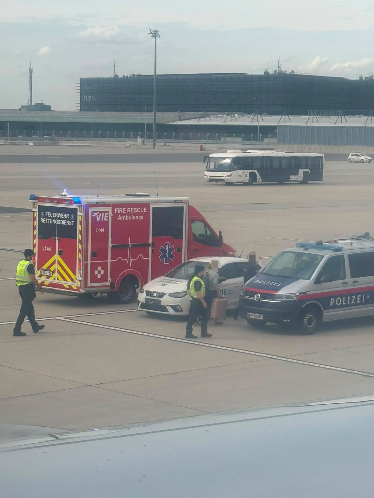 Heute.at - Mann will Wasser, dann stehen 7 Polizisten im Flieger