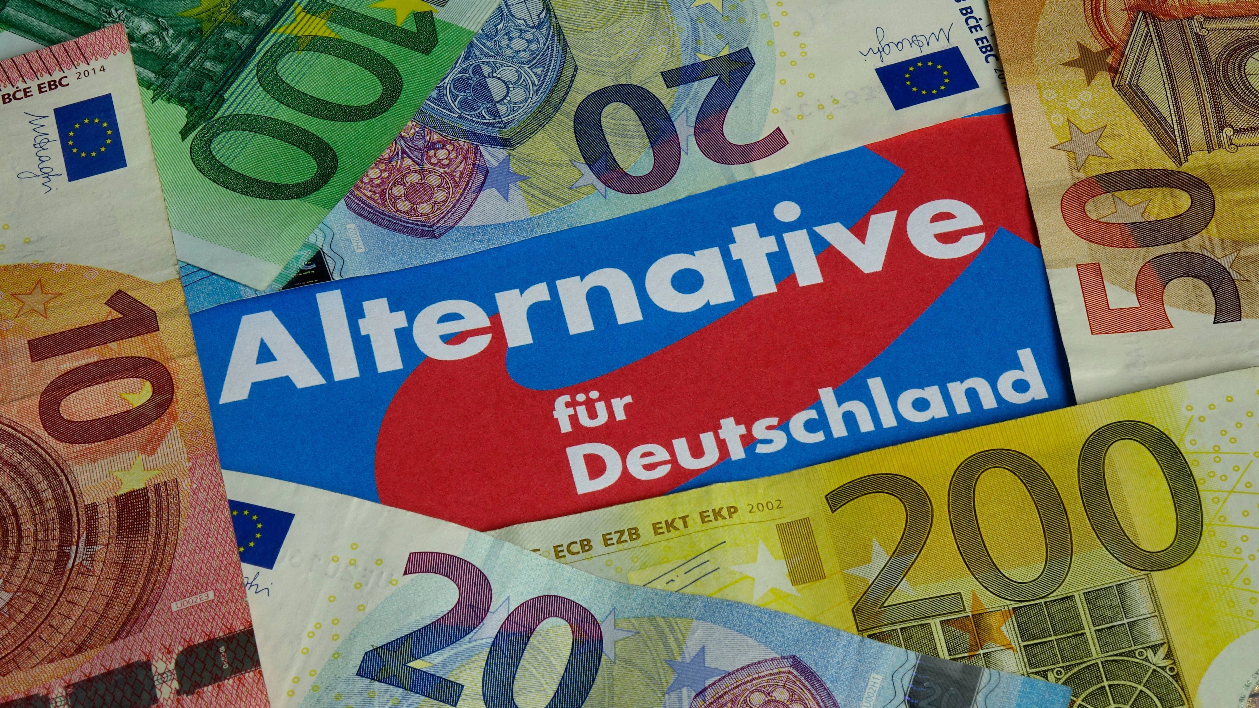  Geldscheine auf einem AfD Logo Geldscheine auf einem AfD Logo, 23.11.20.18, Borkwalde, Brandenburg, Auf einem Logo der AfD liegen Geldscheine. *** Banknotes on an AfD logo Banknotes on an AfD logo 23 11 20 18 Borkwalde Brandenburg Banknotes on an AfD logo