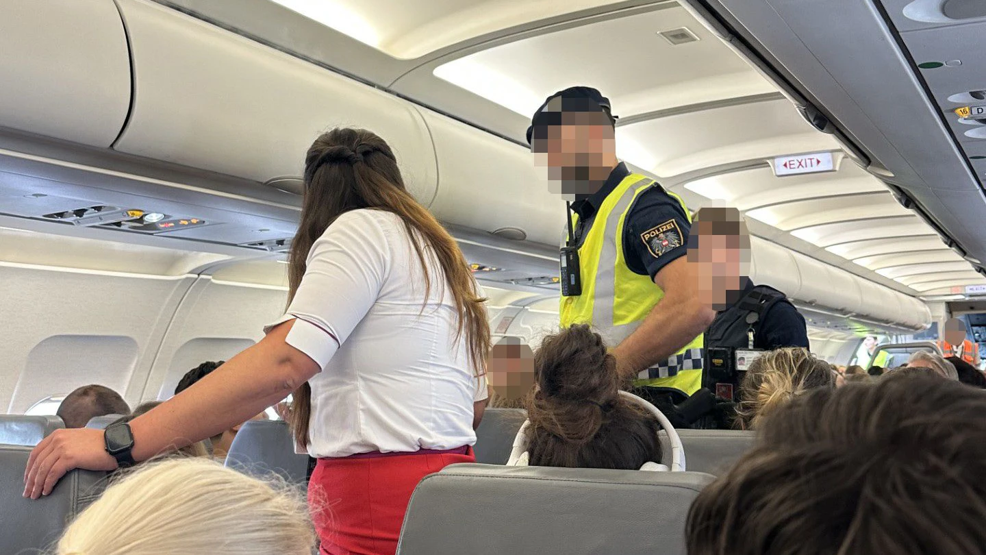 Heute.at - Bitch! Ryanair-Flug eskaliert, Polizei führt Mann ab