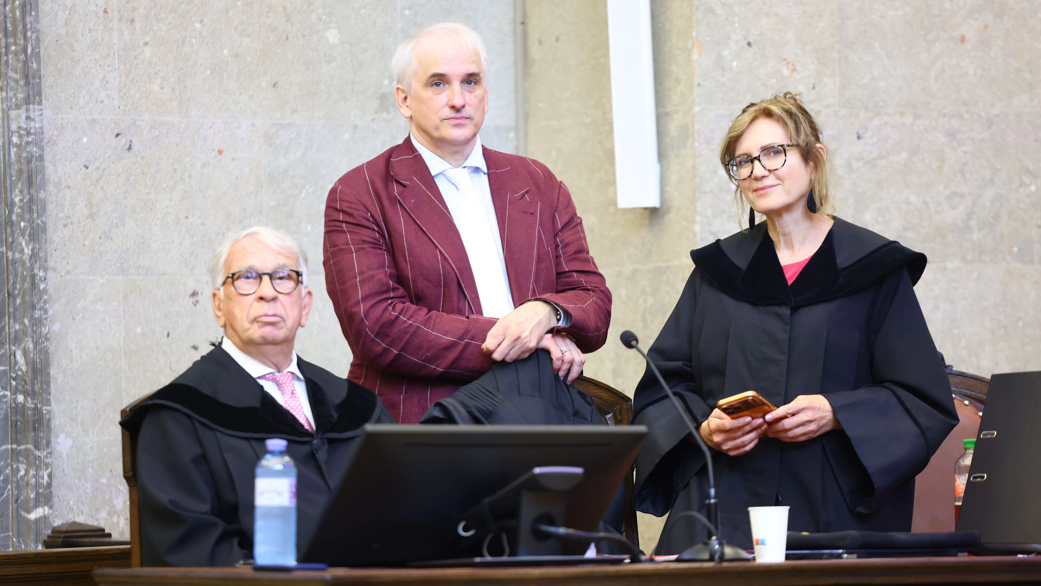 (v.l.) Die Verteidiger Farid Rifaat (Drittangeklagter), Michael Dohr und Astrid Wagner (Zweitangeklagter)