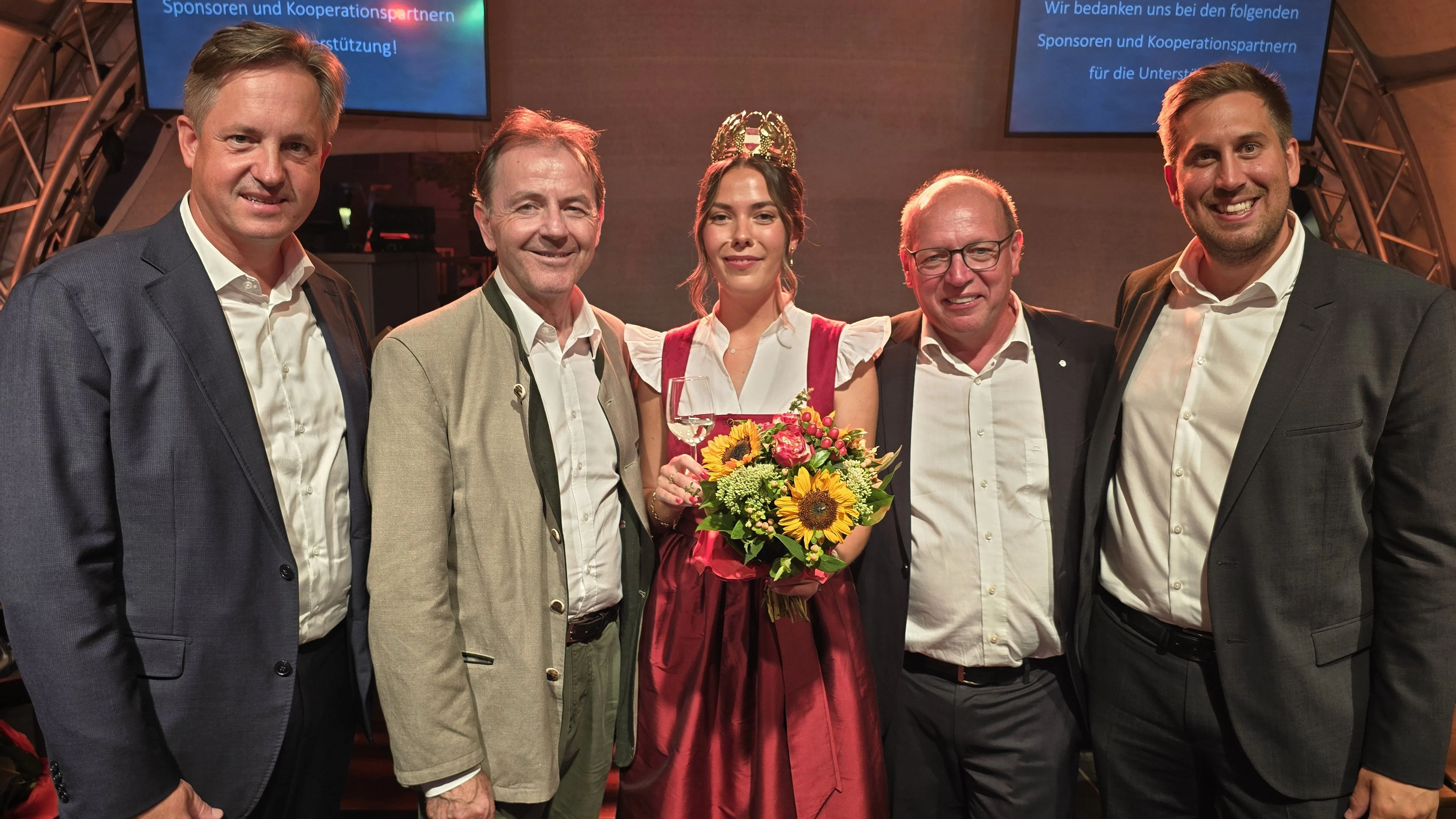 Bei der Krönung anwesend waren unter anderem Staatssekretär Alexander Pröll (re.) und Österreichs Weinbaupräsident Johannes Schmuckenschlager (li.).
