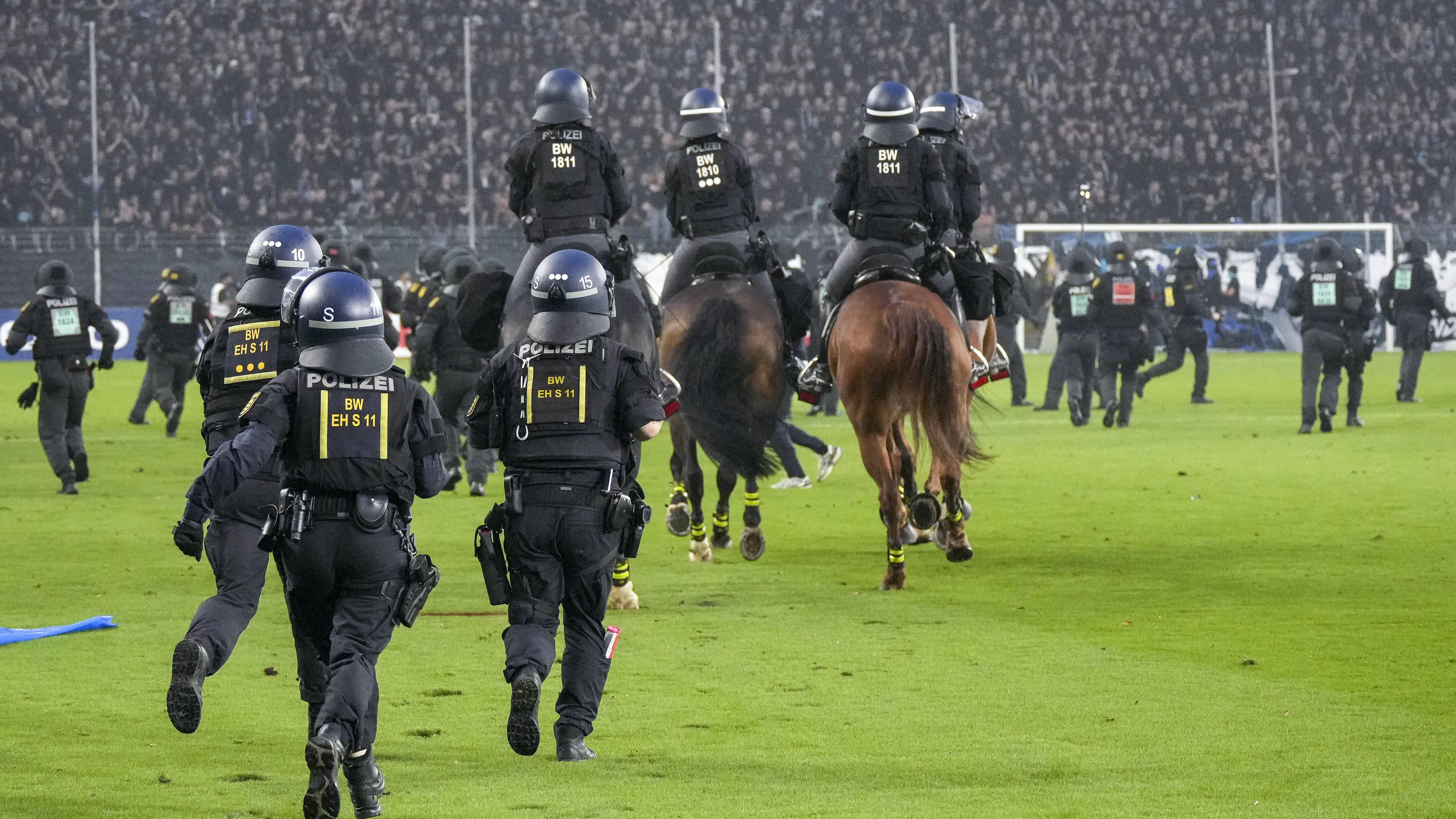 Polizisten sichrern das Spielfeld, Erhöhtes Polizeiaufkommen bei der Partie, Polizisten im Stadion, Polizeipräsenz, Polizeischutz, Polizei im Einsatz, Sicherheit, Stadionsicherheit, Symbolfoto, Symbolbild, Symbol, Risikospiel, Hochsicherheitsspiel, Fußballspiel mit einem erhöhten Sicherheitsrisiko, das Spiel wurde im Vorfeld als Hochrisikospiel eingestuft, 21.08.2026, Mannheim Deutschland, Fussball, DFB-Pokal, 1. Runde, SV Waldhof Mannheim - 1. FC Kaiserslautern, DFB/DFL REGULATIONS PROHIBIT ANY USE OF PHOTOGRAPHS AS IMAGE SEQUENCES AND/OR QUASI-VIDEO. *** Police officers securing the field, increased police presence at the game, police officers in the stadium, police presence, police protection, police in action, security, stadium security, stock photo, stock image, symbol, high-risk match, high-security match, soccer match with an increased security risk, the match was classified as a high-risk match in advance, August 21, 2026, Mannheim, Germany, soccer, DFB Cup, 1st round, SV Waldhof Mannheim vs. 1. FC Kaiserslautern, DFB and DFL regulations prohibit any use of photographs as image sequences and/or quasi-video xozx