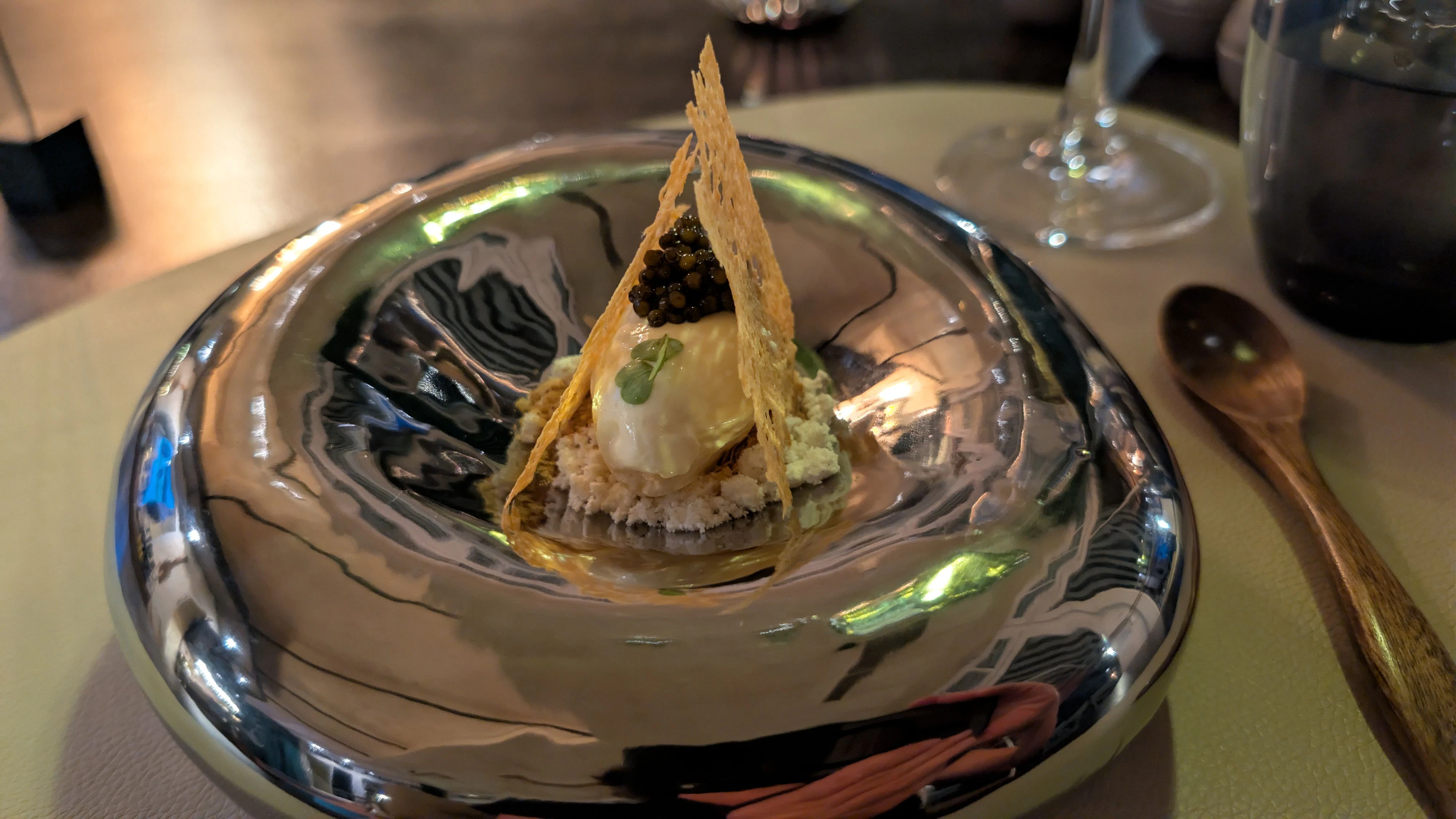 Ein Bollinger, der statt geschlürft gelöffelt wird, mit der <em>Cuisinières</em> Lieblingslöffel …