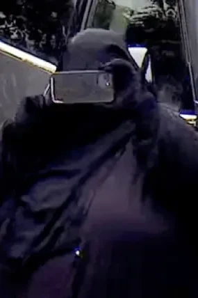 Jessica B. in ihrer schwarzen Burka auf einem Überwachungsfoto des FBI