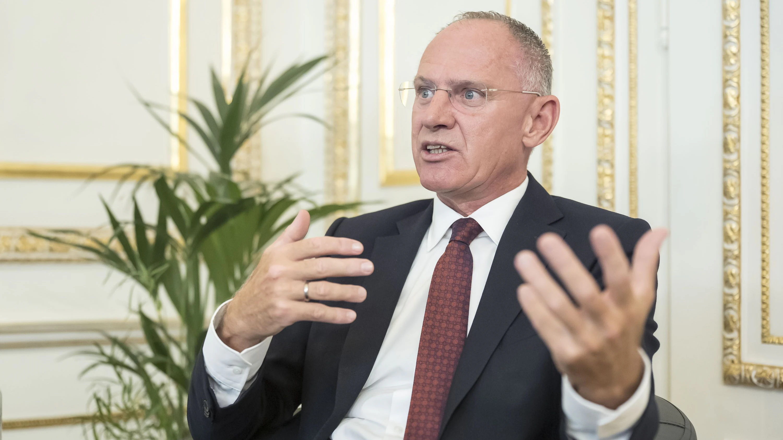 Karner verteidigt die Auszahlung einer "Ausreise-Prämie".