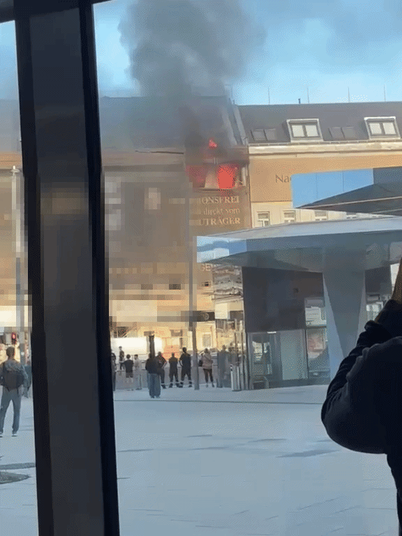 In einer Dachgeschosswohnung in der Brünner Straße kam es gegen 7.40 Uhr aus bislang ungeklärten Gründen zu einem Zimmerbrand.