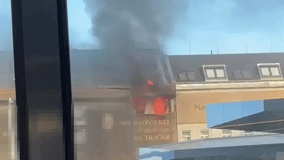 Wohnung in Wien im Vollbrand – Feuerwehr im Einsatz