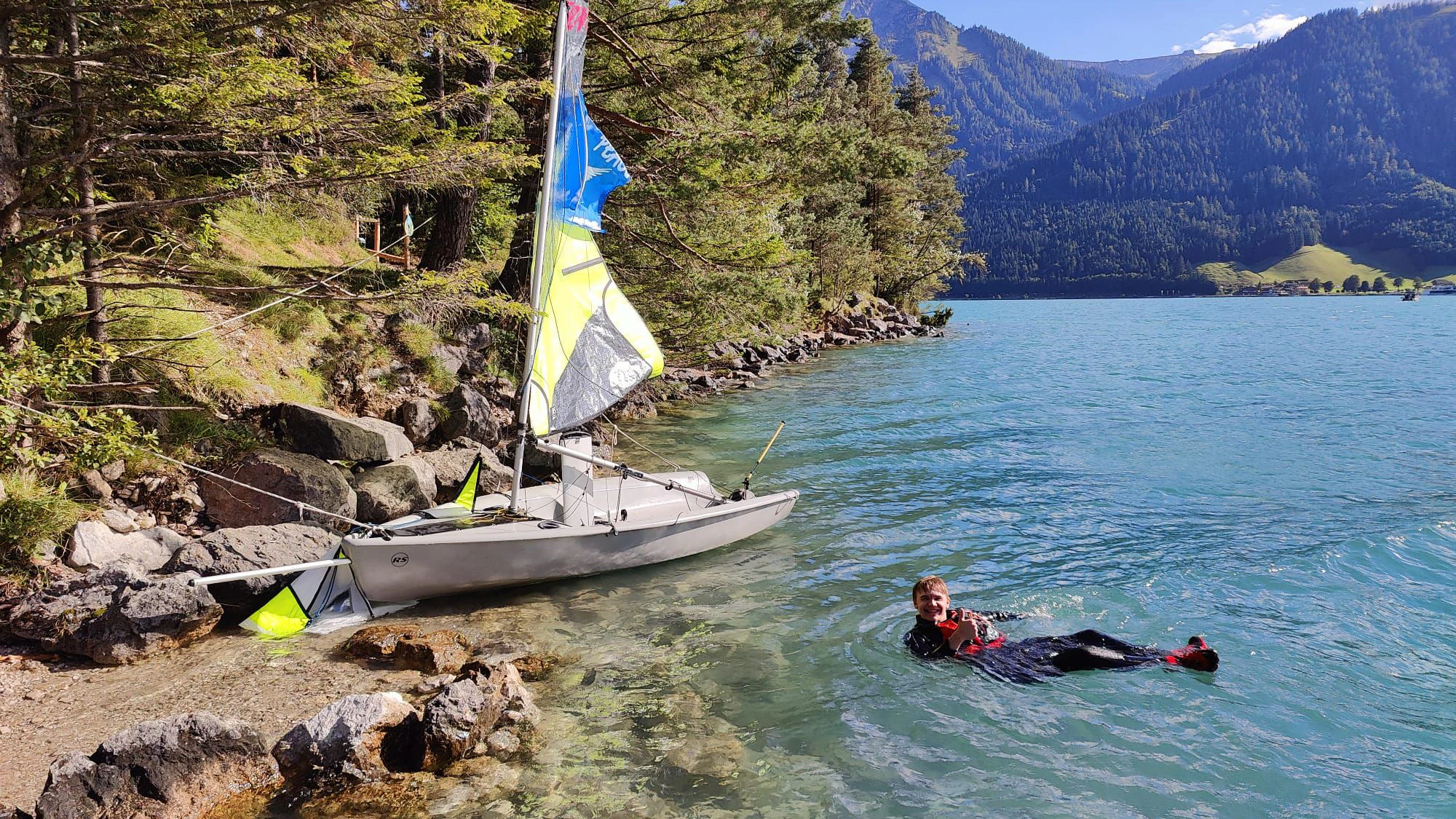 Das Segelboot wurde von der Wasserrettung geborgen und an Land gebracht.