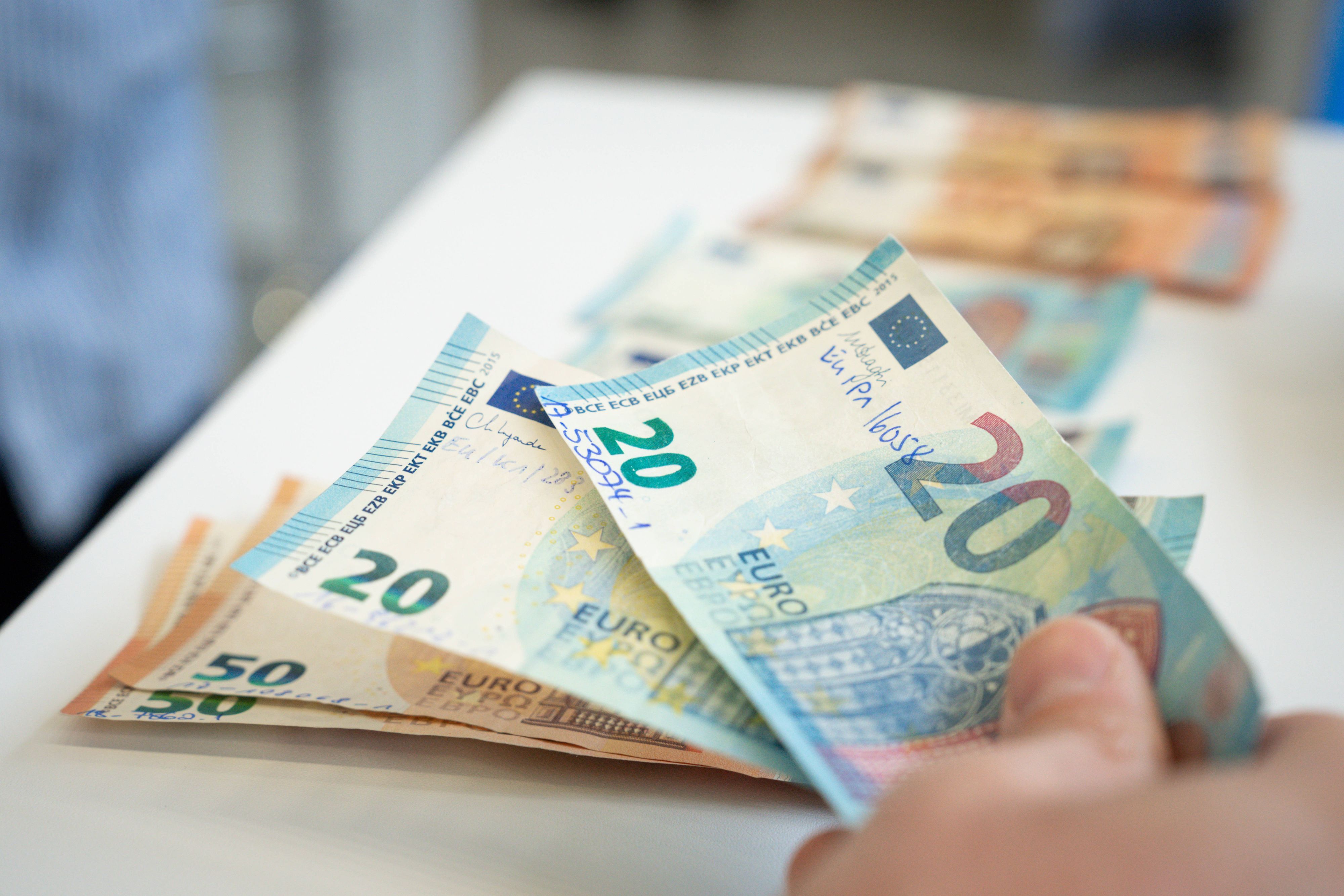 Bei dem Mann fanden Polizisten Bargeld in fünfstelliger Höhe. (Symbolbild)
