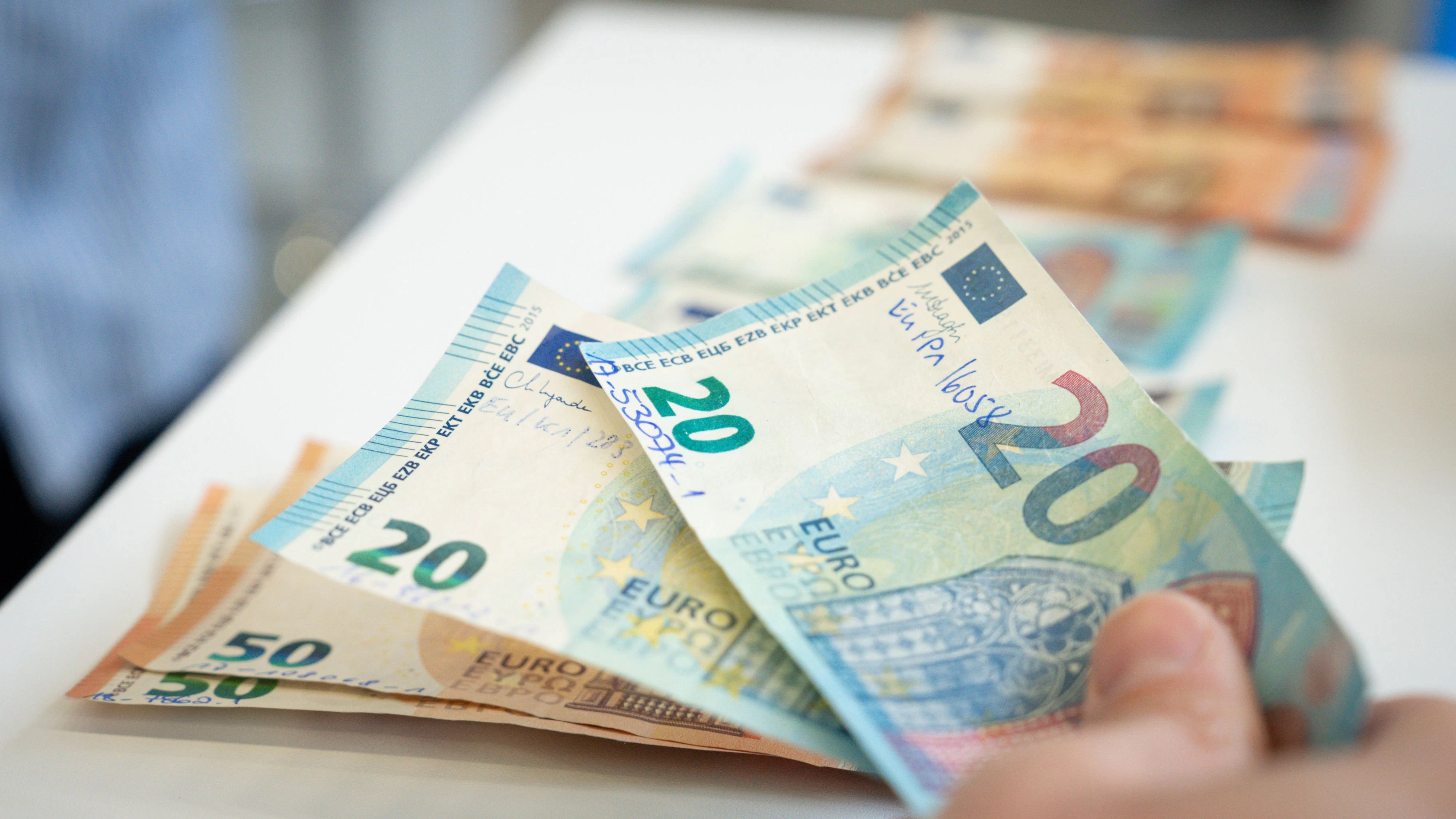Bei dem Mann fanden Polizisten Bargeld in fünfstelliger Höhe. (Symbolbild)