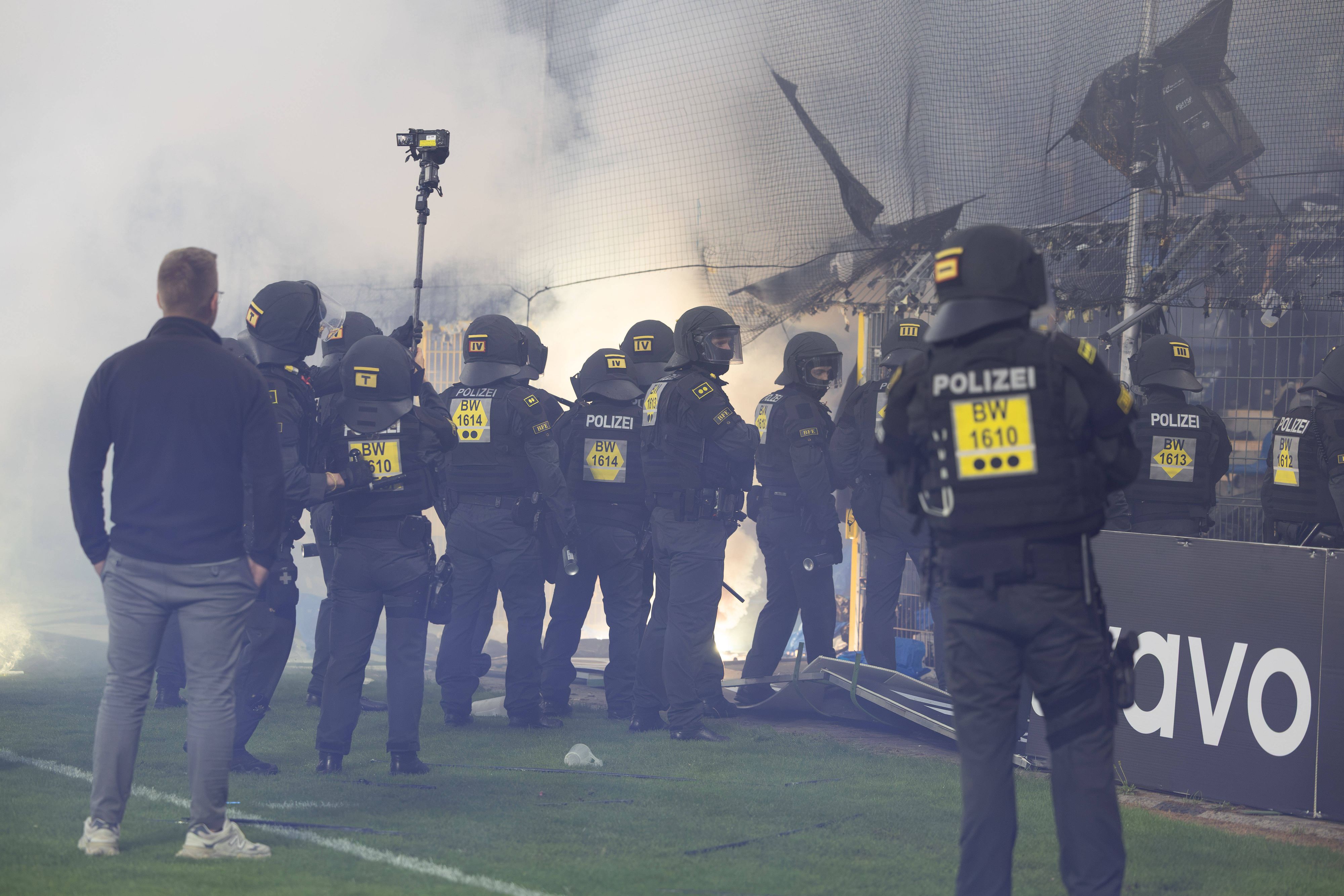 In Mannheim flogen Raketen aufs Spielfeld. 